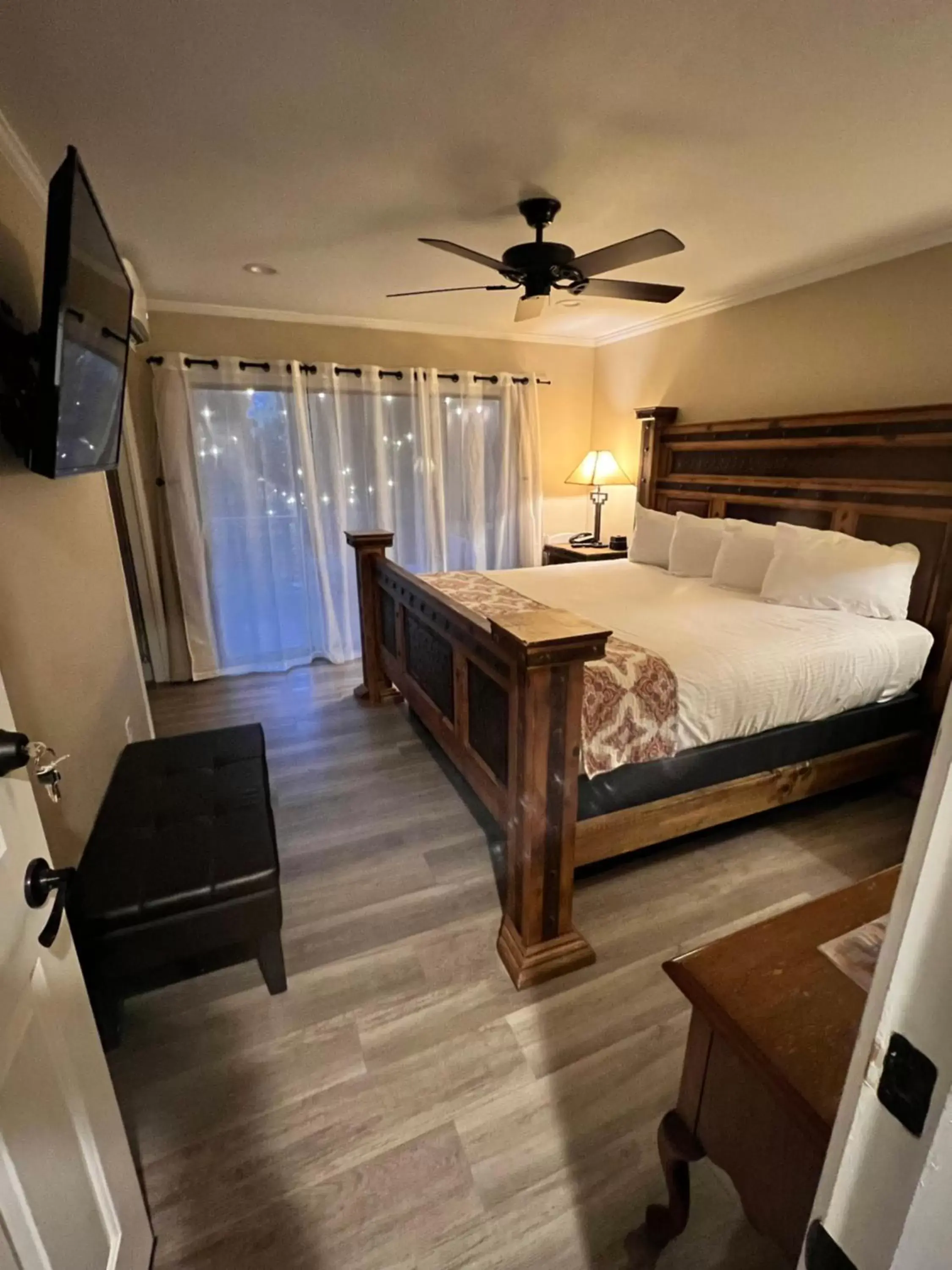 Bed in Lantern Light Inn - Romantic Getaway Bed in Lantern Light Inn - Romantic Getaway