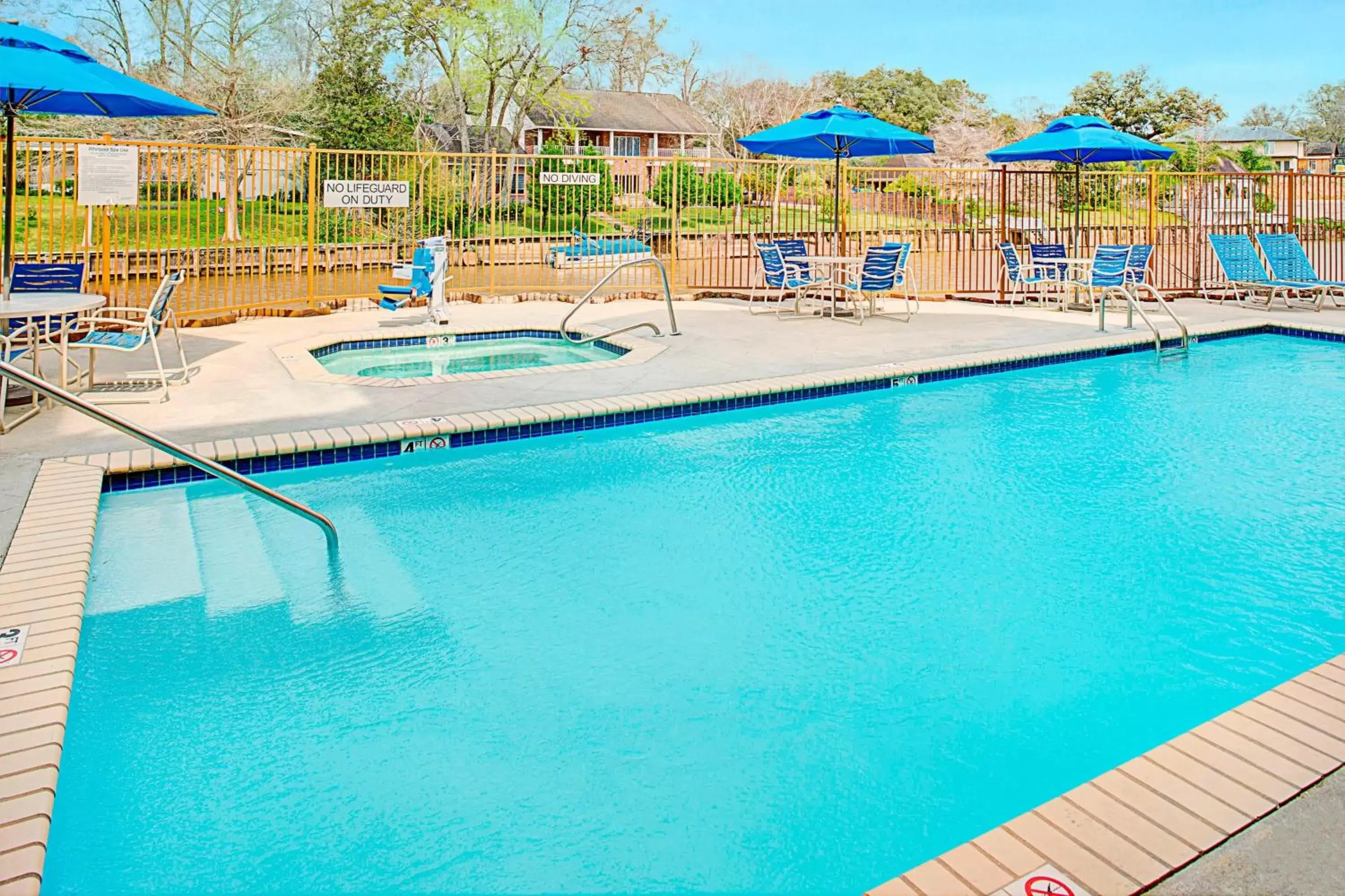 Swimming Pool in Fairfield Inn & Suites by Marriott Lafayette South
