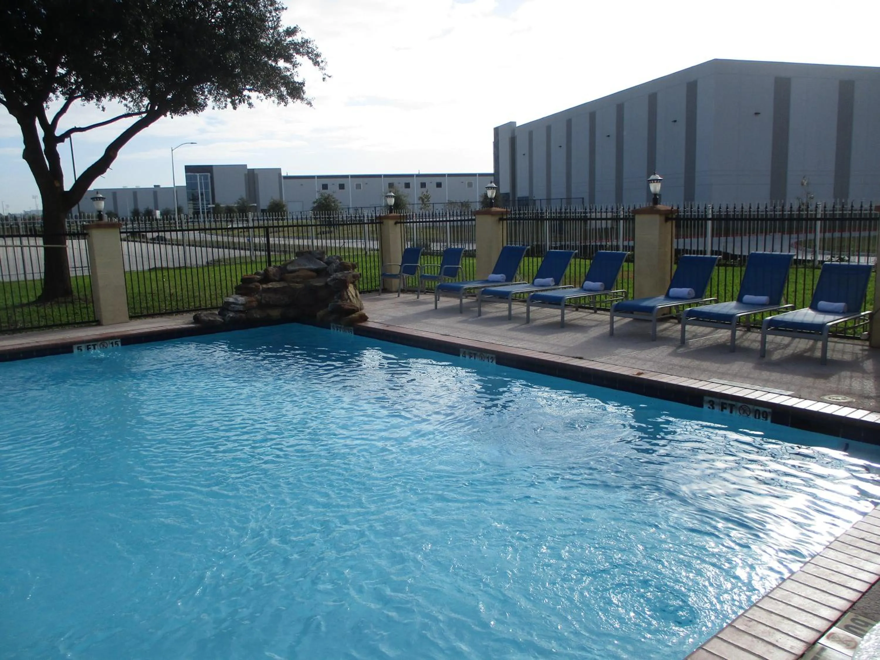 Swimming pool in Days Inn & Suites by Wyndham Sam Houston Tollway
