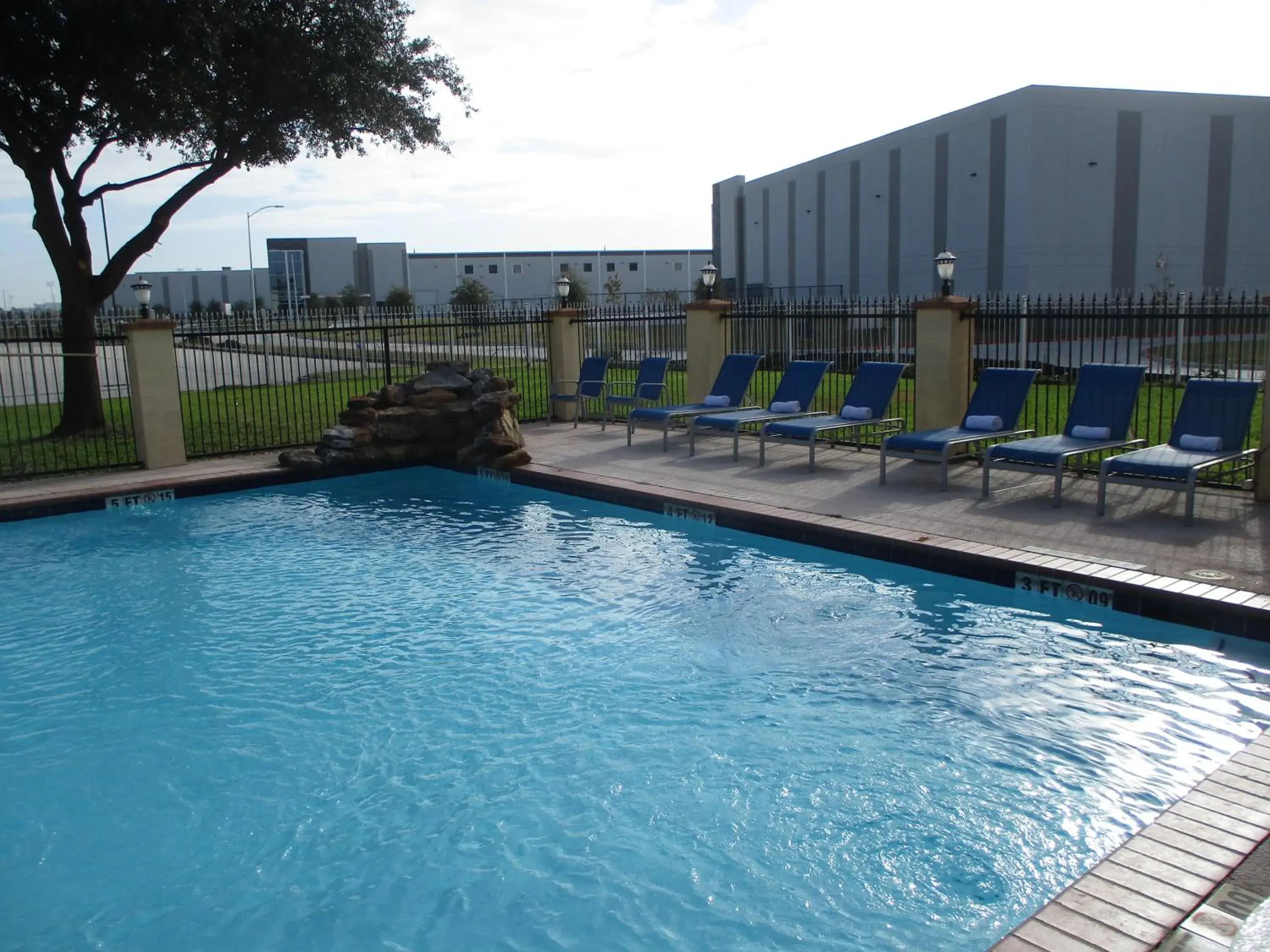 Swimming pool in Days Inn & Suites by Wyndham Sam Houston Tollway Swimming pool in Days Inn & Suites by Wyndham Sam Houston Tollway