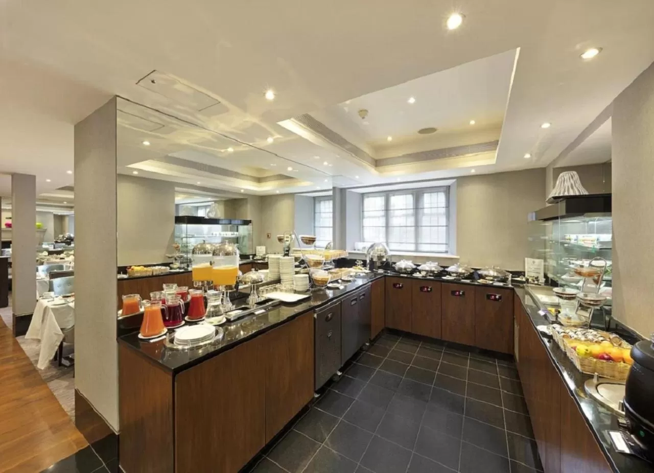 Restaurant/places to eat in Wellington Hotel by Blue Orchid