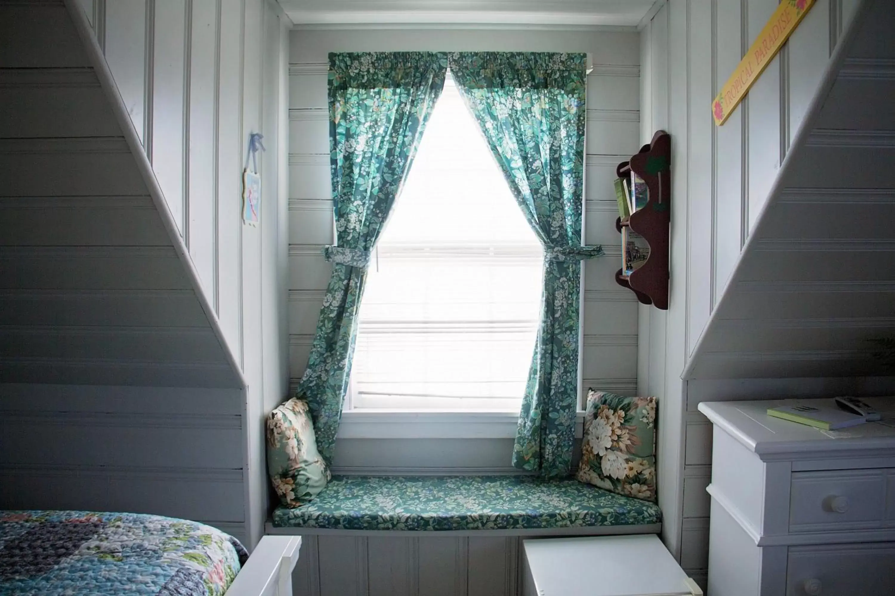 Bedroom, Seating Area in Atlantic House Bed & Breakfast