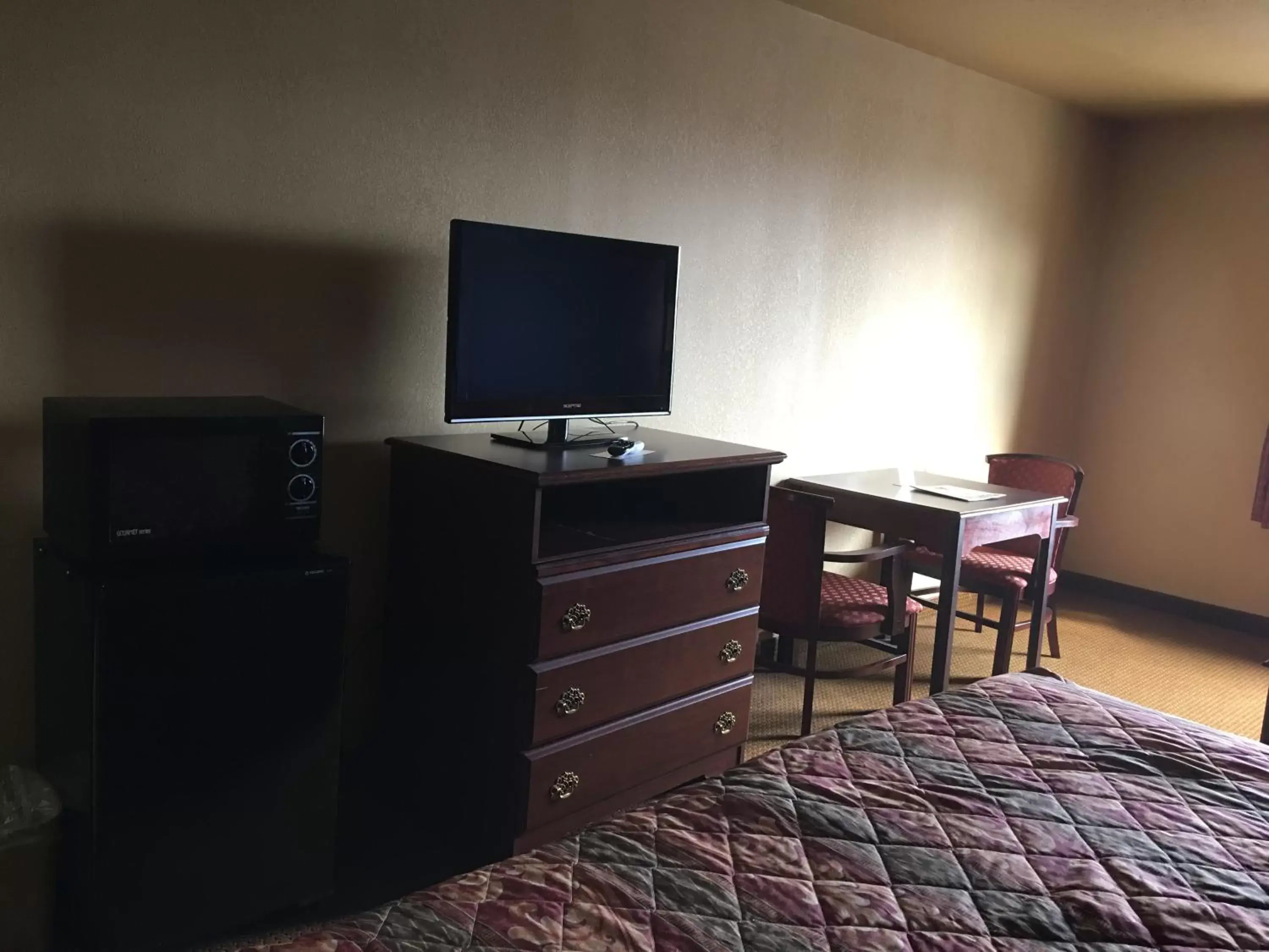 TV/Entertainment Center in Econo Lodge Inn & Suites