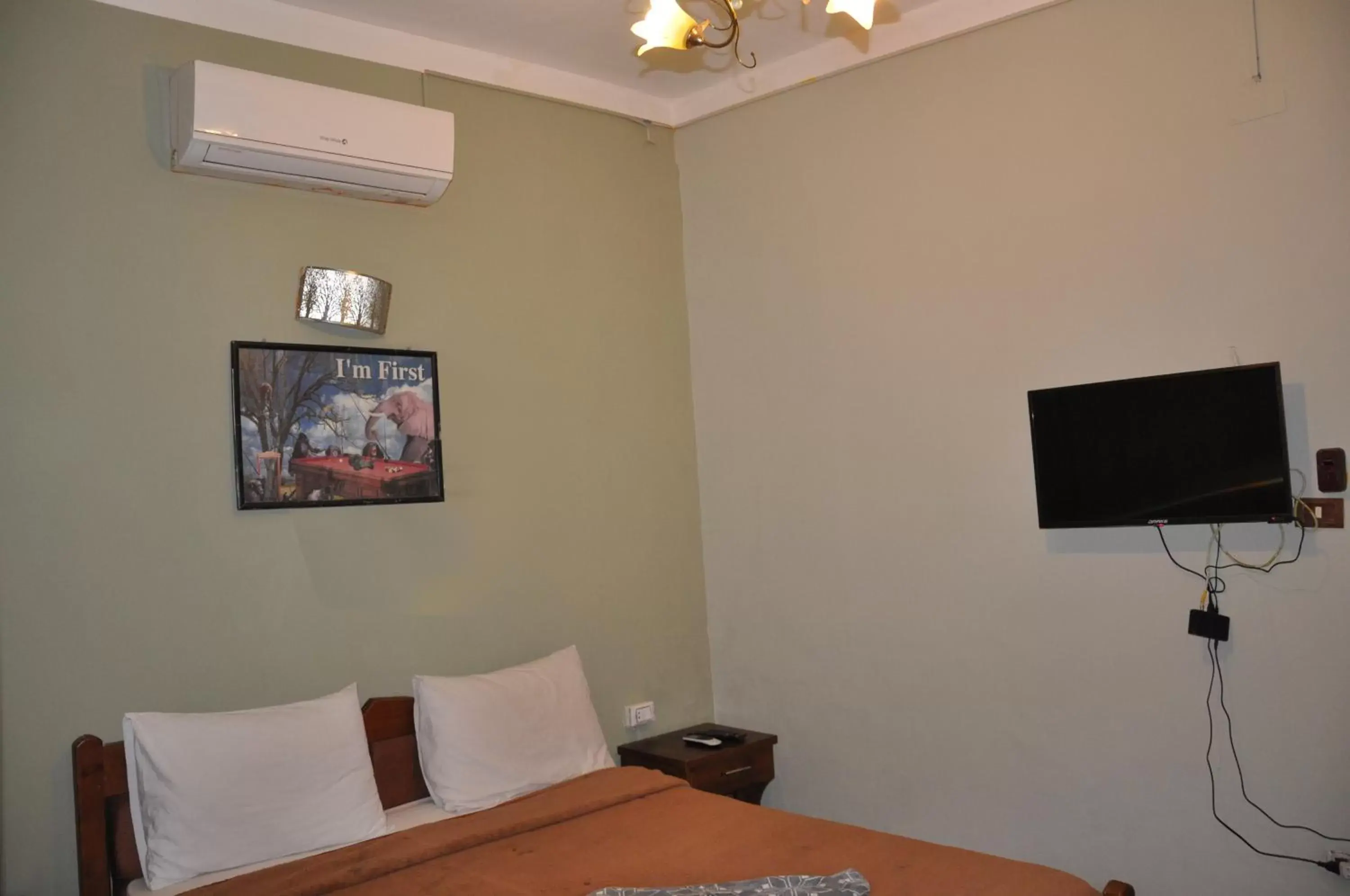 Bed, TV/Entertainment Center in Dahab Plaza Hotel