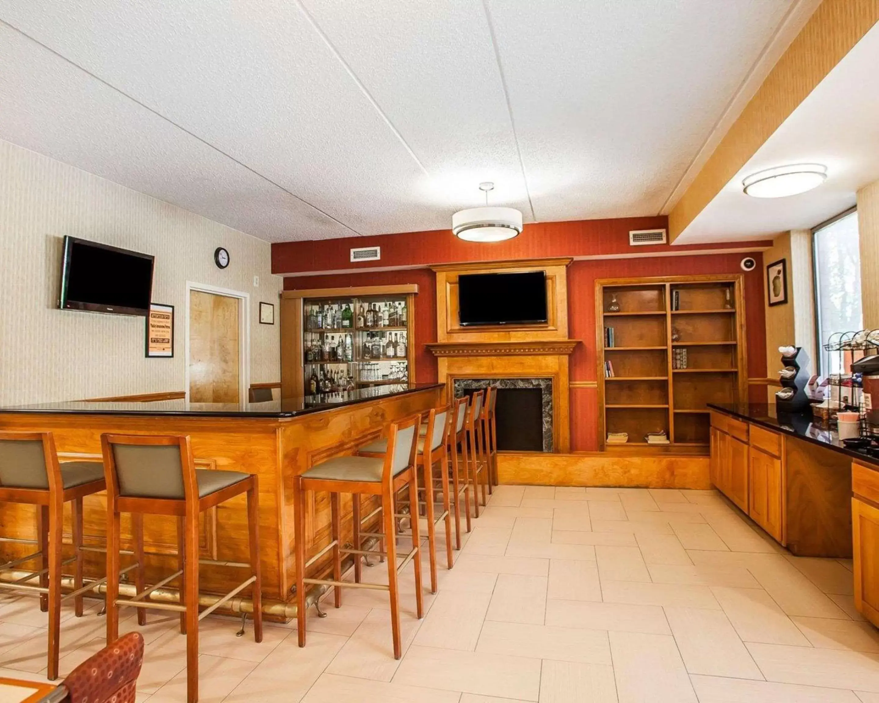 Lounge or bar, Kitchen/Kitchenette in Comfort Inn Lehigh Valley West