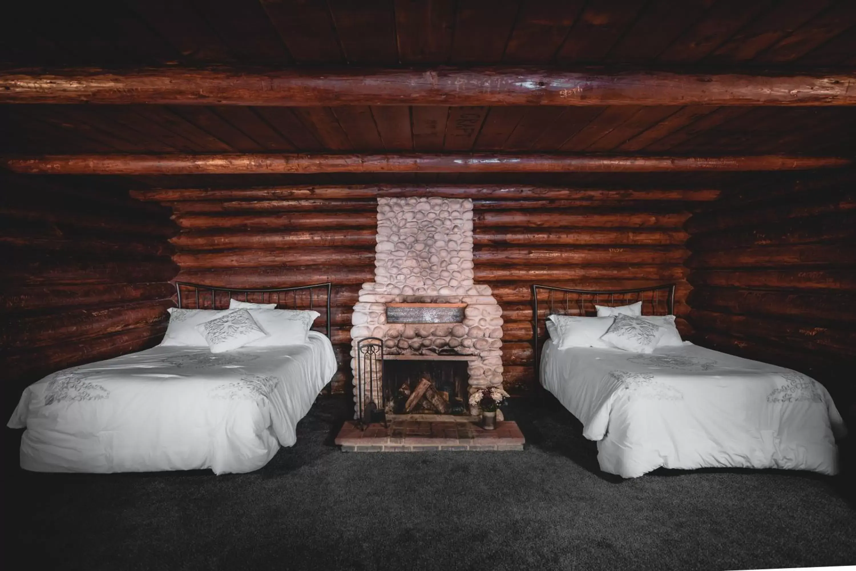 Bed in Gateway Inn & Cabins