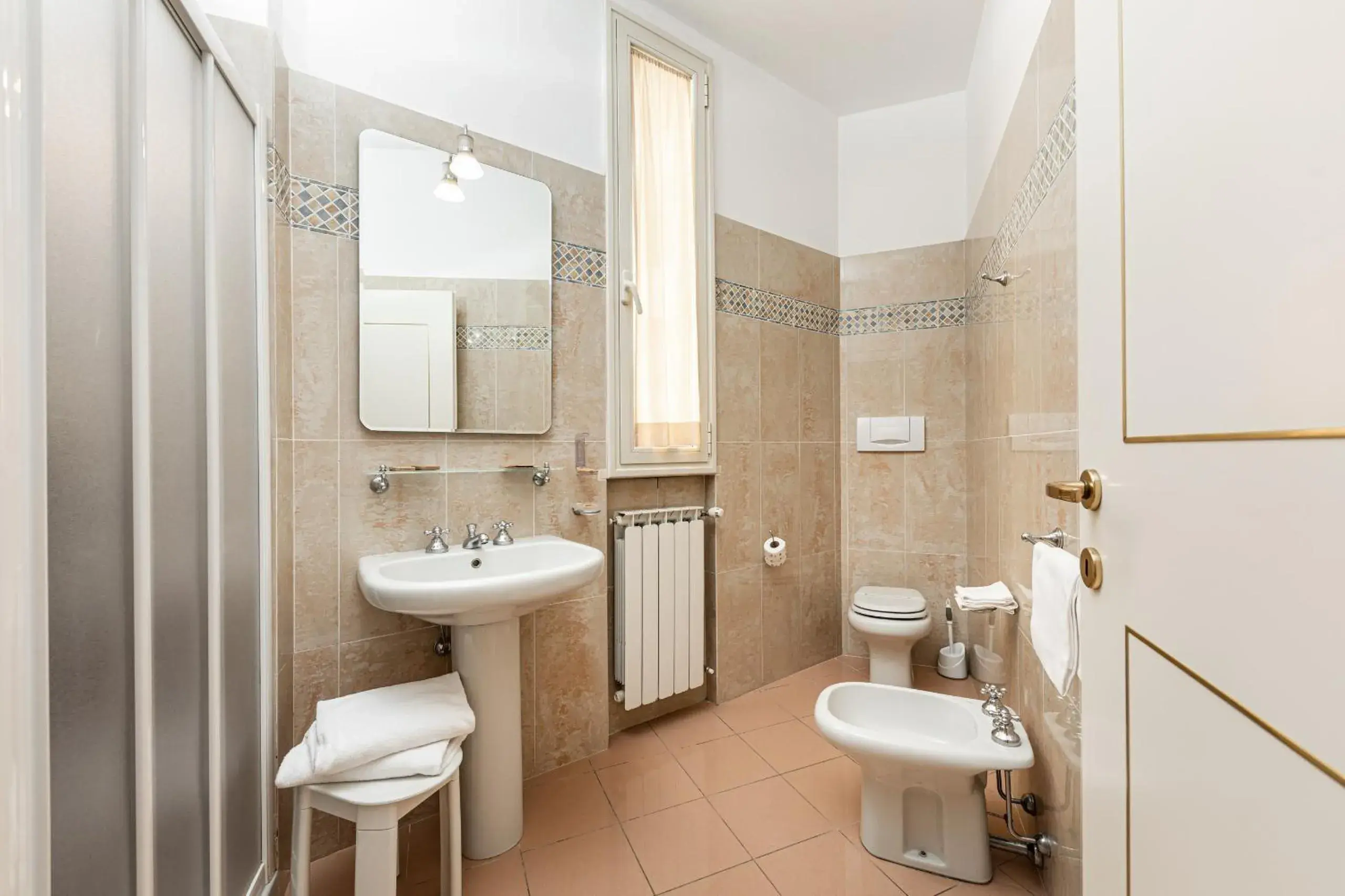 Shower, Bathroom in Hotel Minerva