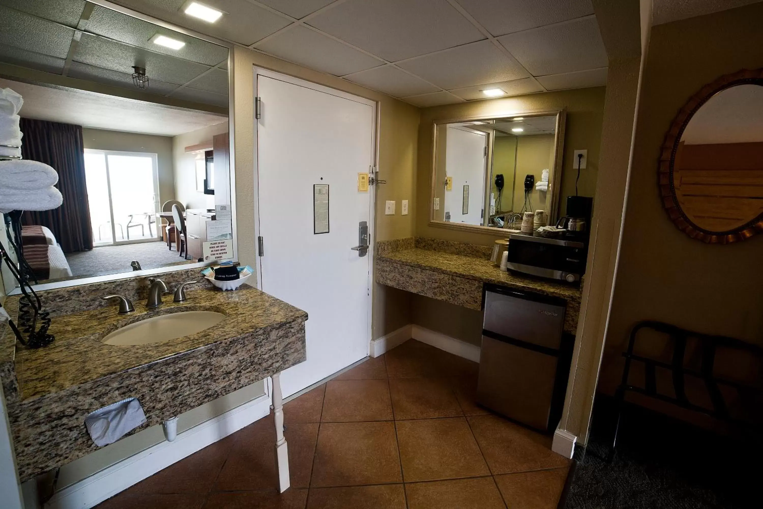 Coffee/tea facilities, Bathroom in DeSoto Beach Hotel