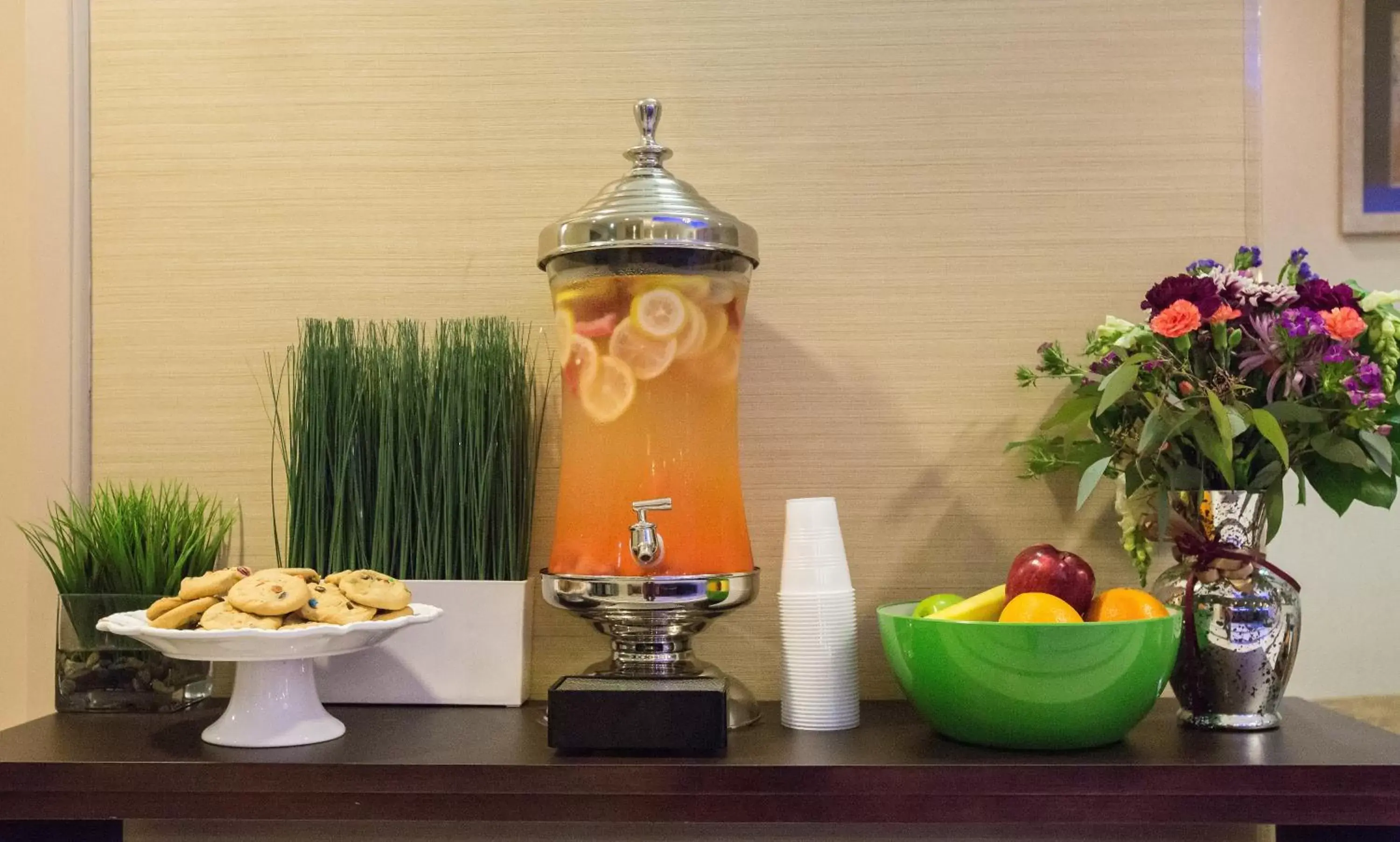 Lobby or reception, Food in Holiday Inn Express Benicia, an IHG Hotel