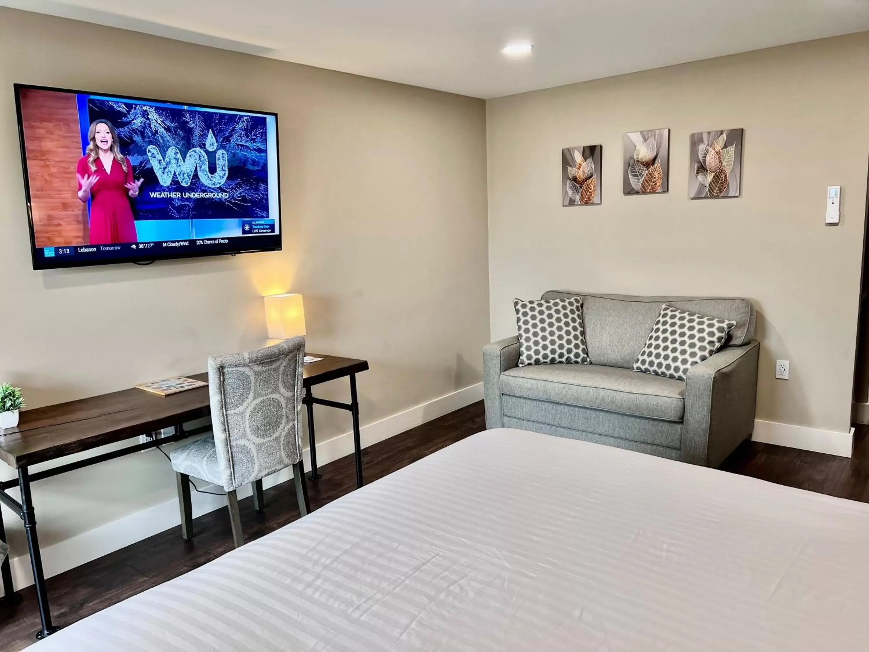 Bedroom, TV/Entertainment Center in The Inn at Hershey Farm