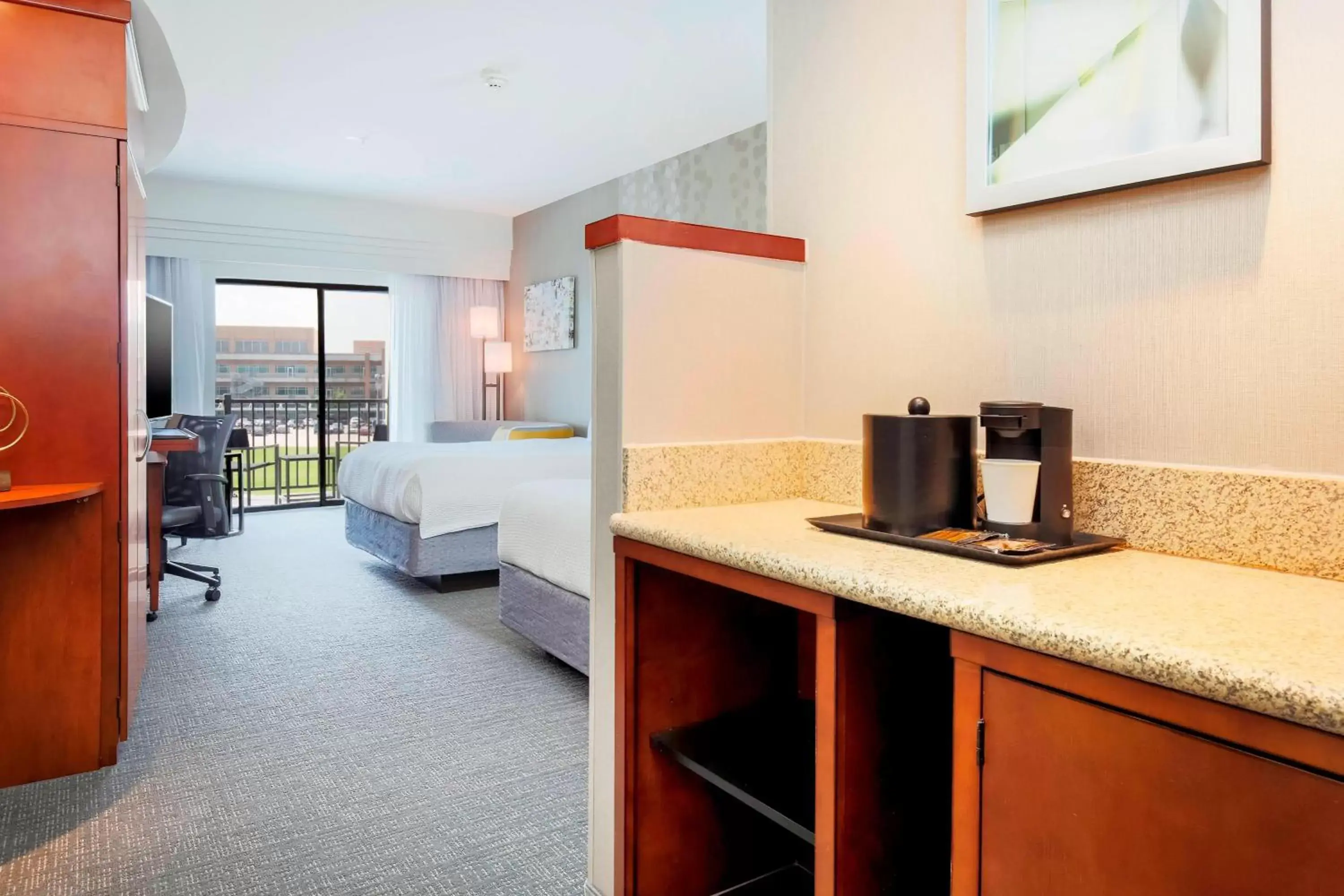 Photo of the whole room, Kitchen/Kitchenette in Courtyard by Marriott Dallas Arlington South