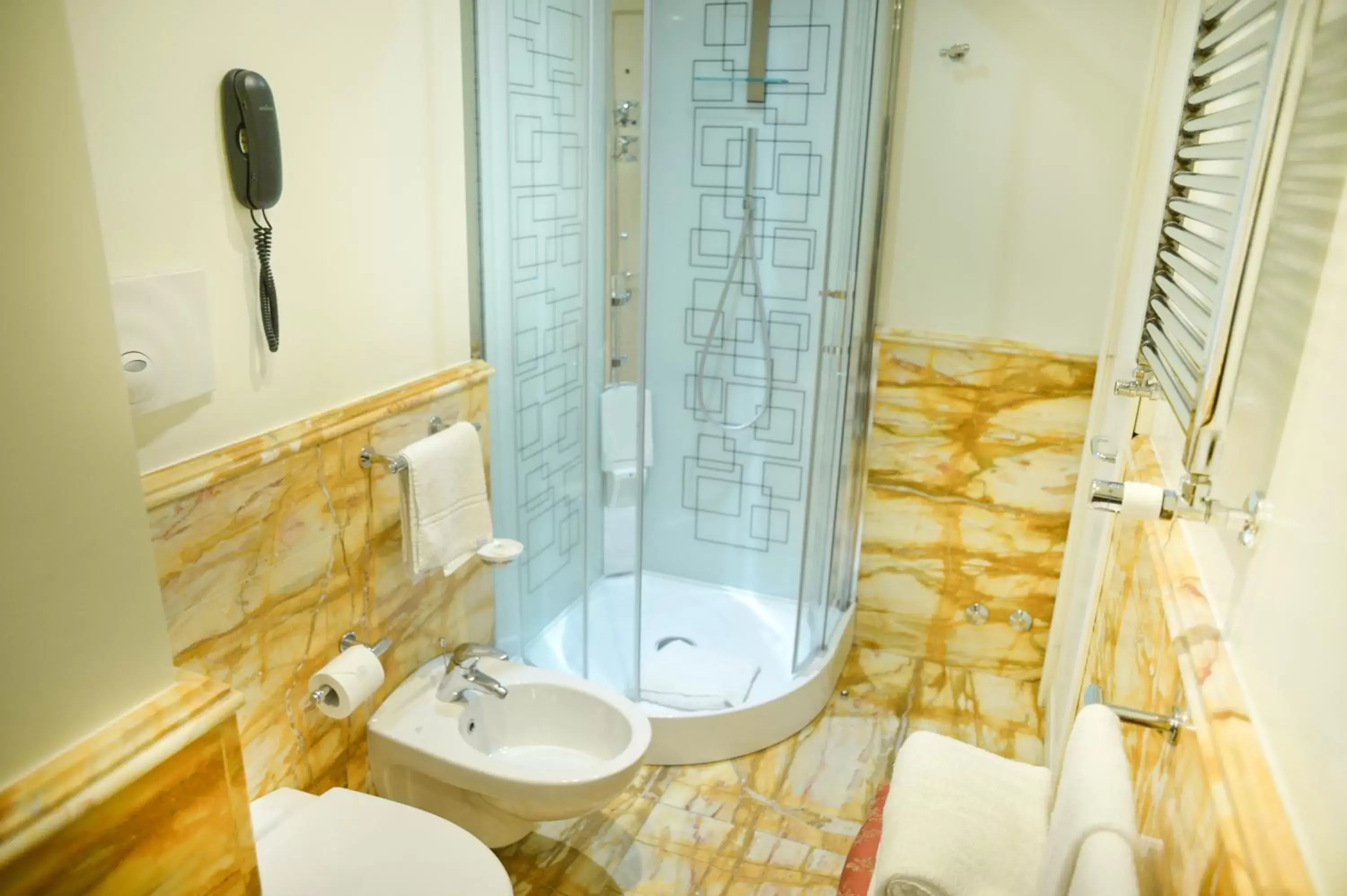 Shower, Bathroom in Trilussa Palace Hotel Congress & Spa