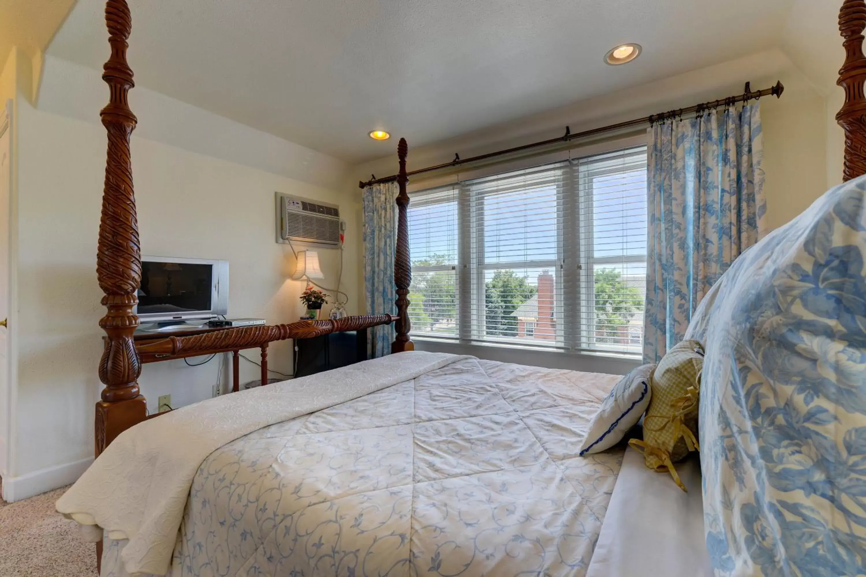 Bedroom, Bed in The St. Mary's Inn, Bed and Breakfast