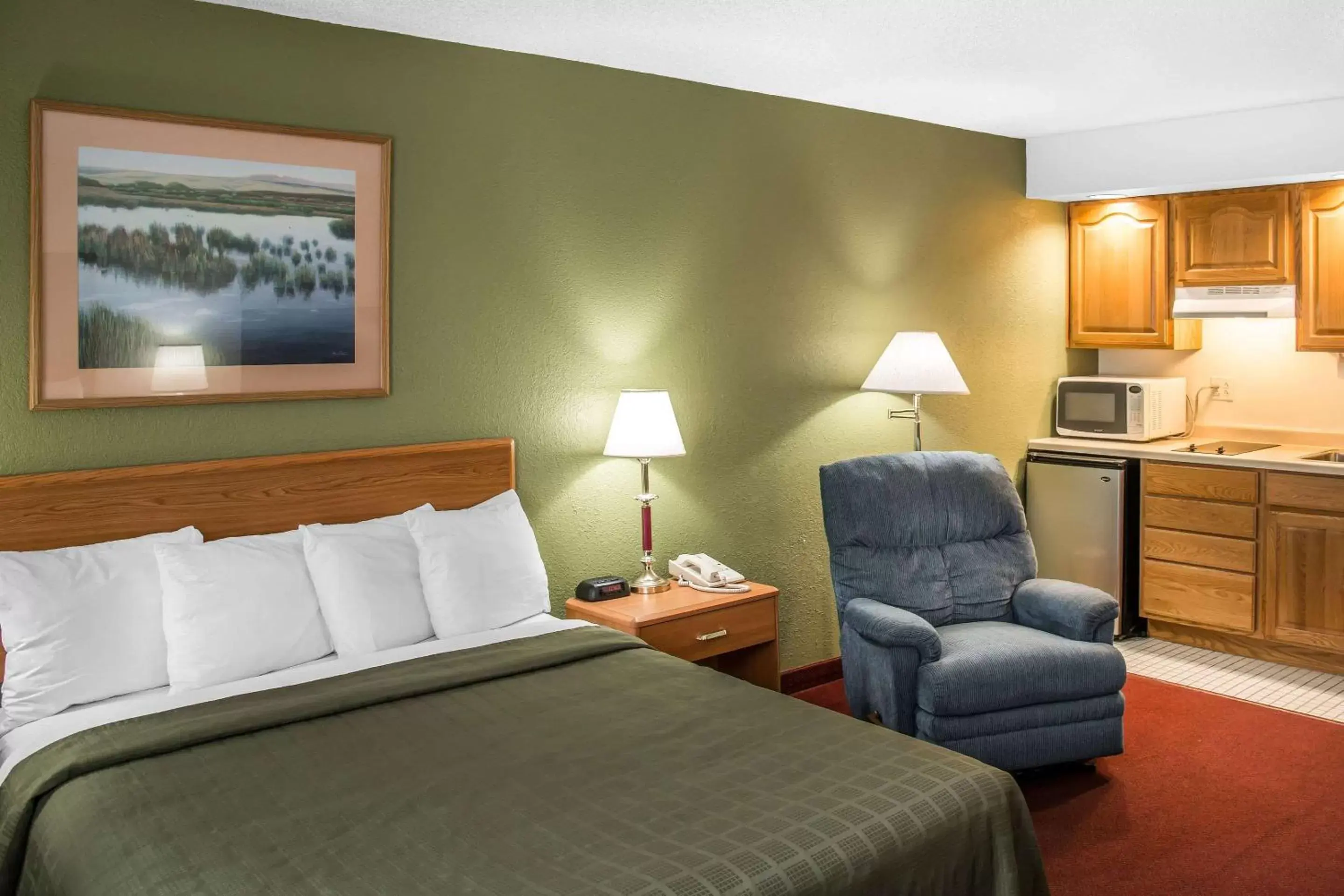 Photo of the whole room, Bed in Hudson Inn & Suites