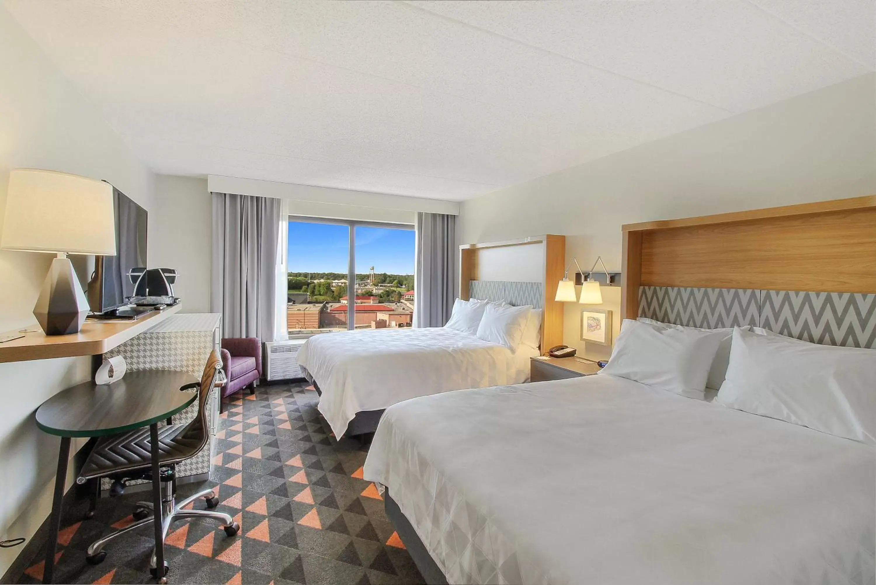 Twin Room - Non-Smoking in Holiday Inn Chicago Nw Crystal Lk Conv Ctr by IHG Twin Room - Non-Smoking in Holiday Inn Chicago Nw Crystal Lk Conv Ctr by IHG