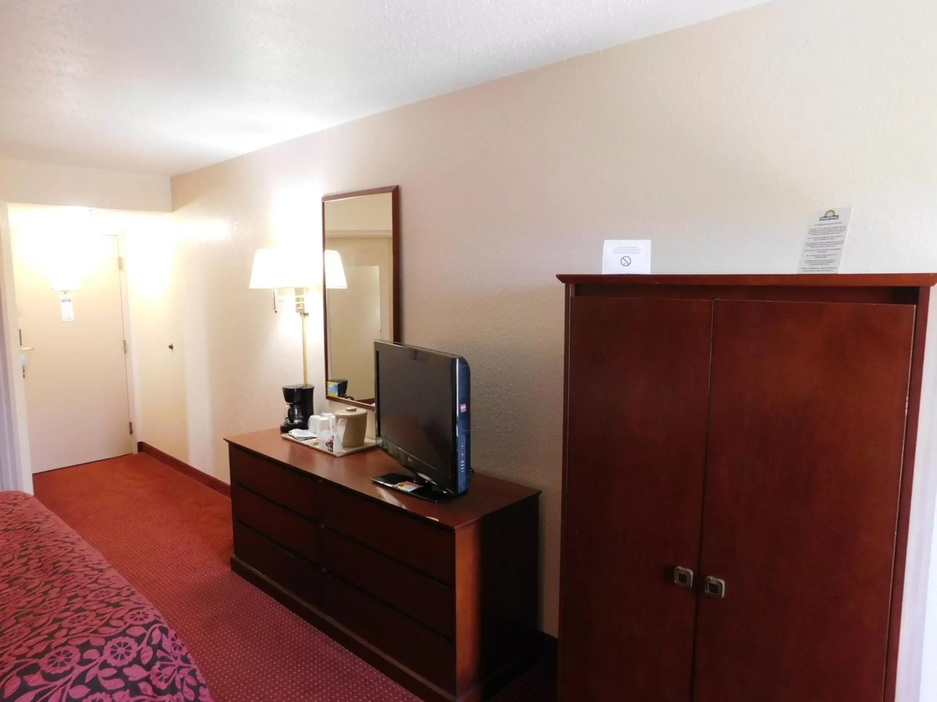 Photo of the whole room, TV/Entertainment Center in Days Inn & Suites by Wyndham Cedar Rapids