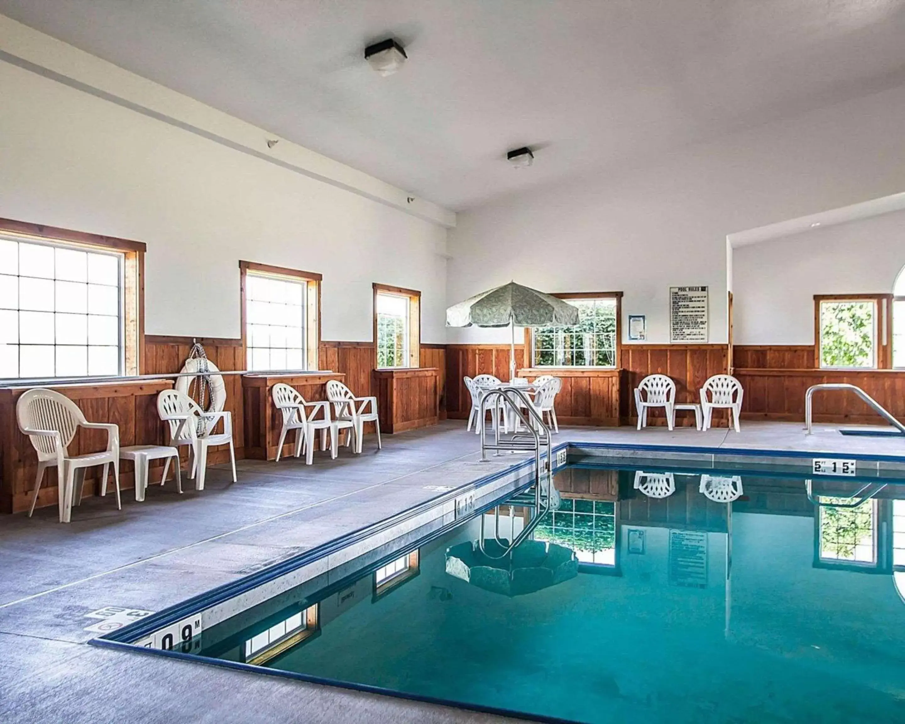On site, Swimming Pool in Quality Inn & Suites Eldridge Davenport North