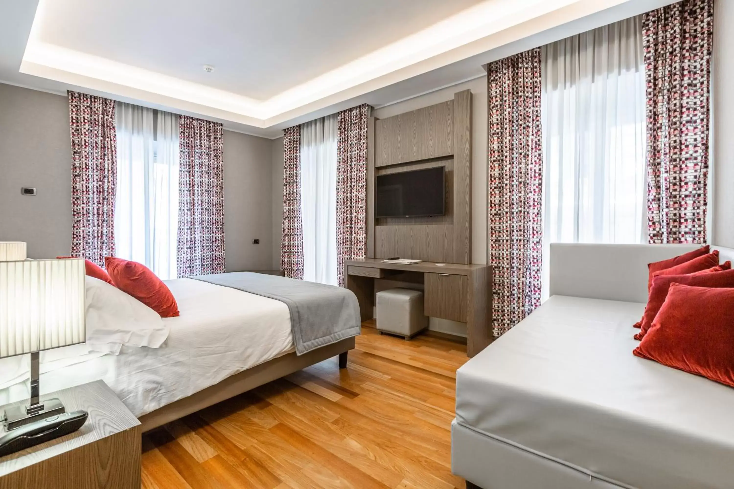 Communal lounge/ TV room, Bed in Hotel Delle Nazioni