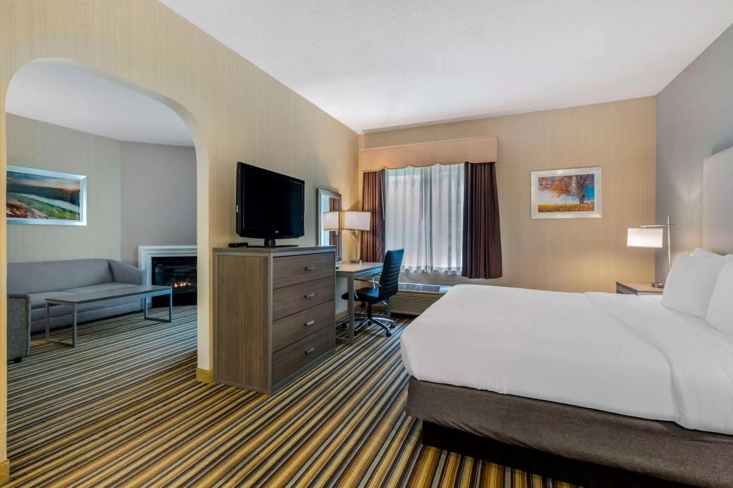 Bedroom, TV/Entertainment Center in Best Western Plus New England Inn & Suites