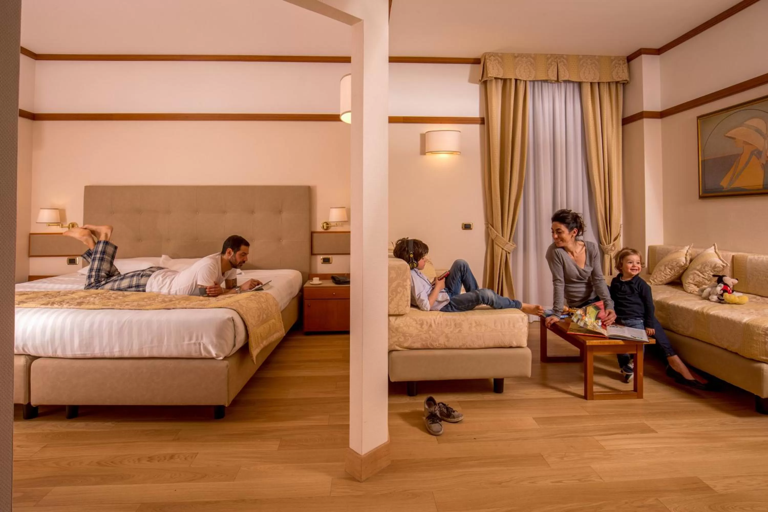 People, Bed in La Residenza