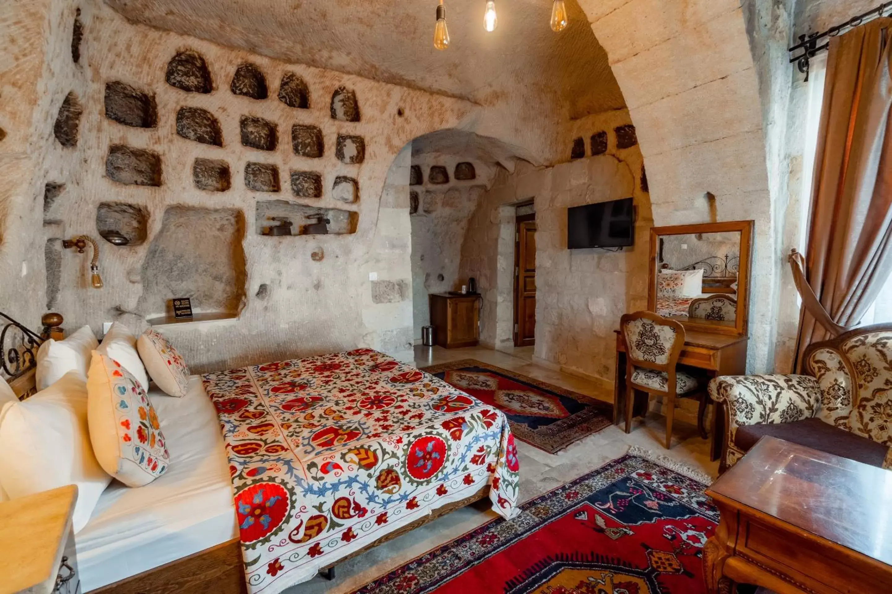 Suite with Whirlpool in Amber Cave Suites Suite with Whirlpool in Amber Cave Suites