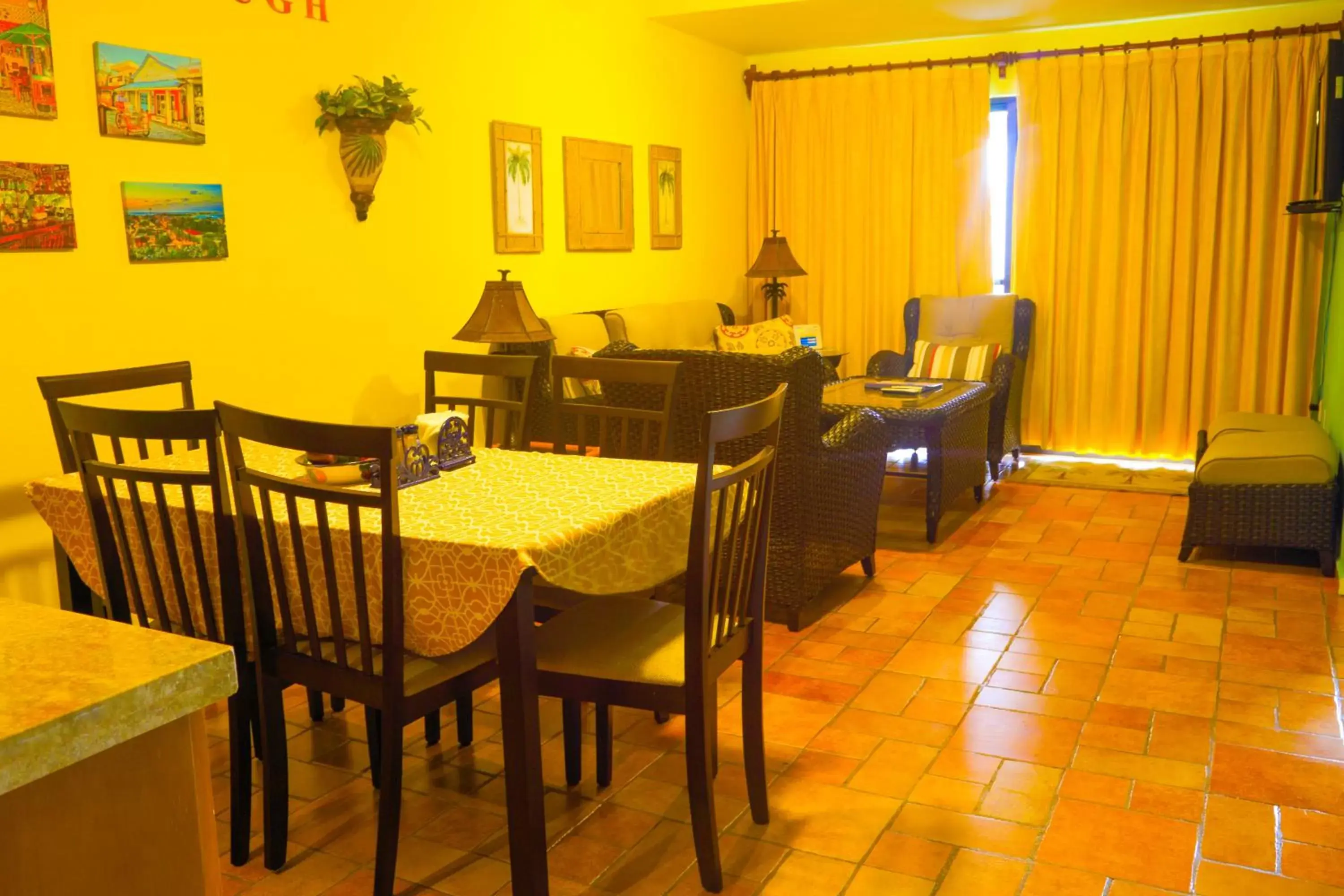 Dining area, Restaurant/Places to Eat in Nautibeach Beach Front Condos in North Beach