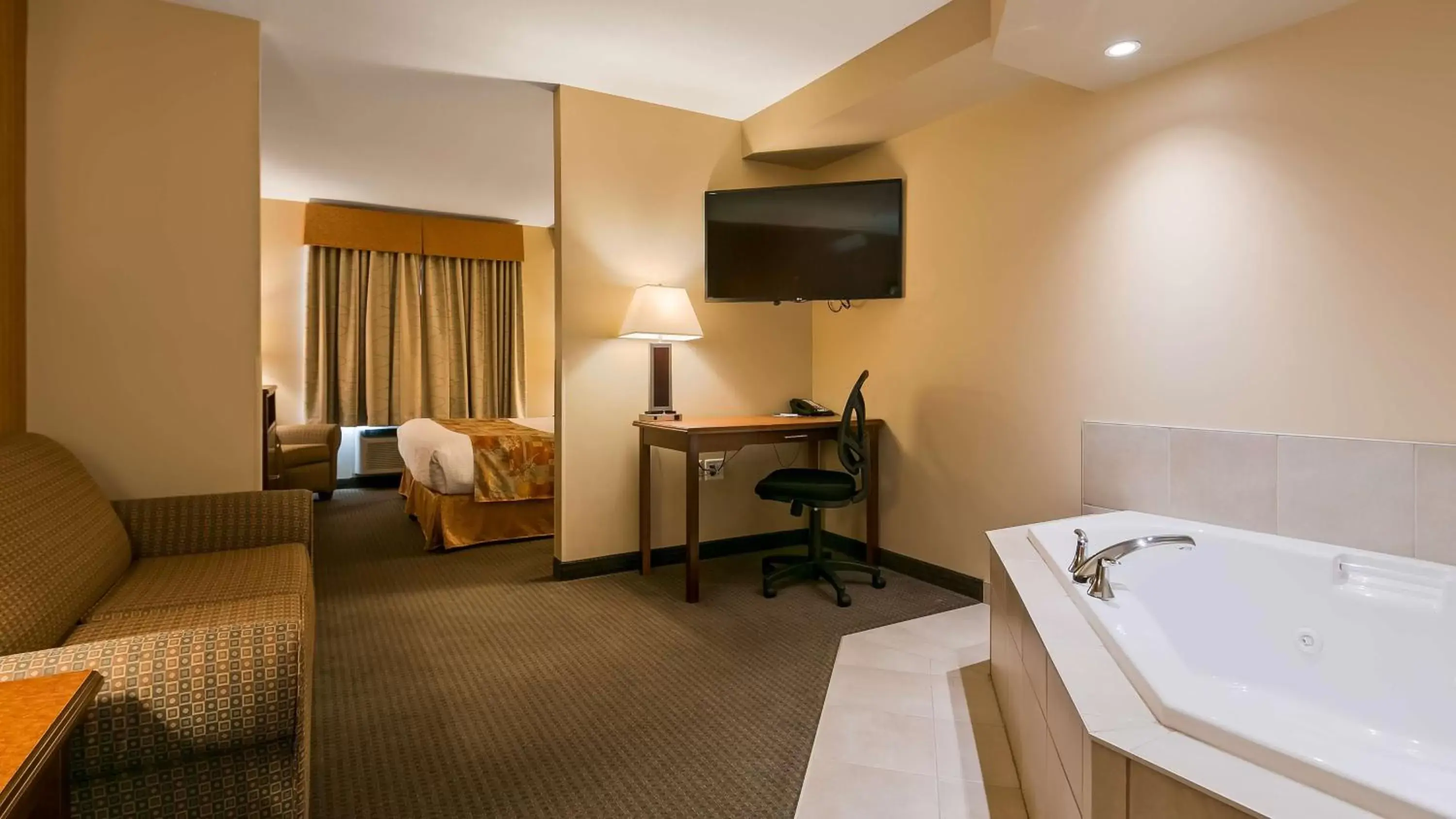 Bedroom, TV/Entertainment Center in Best Western Plus Service Inn & Suites