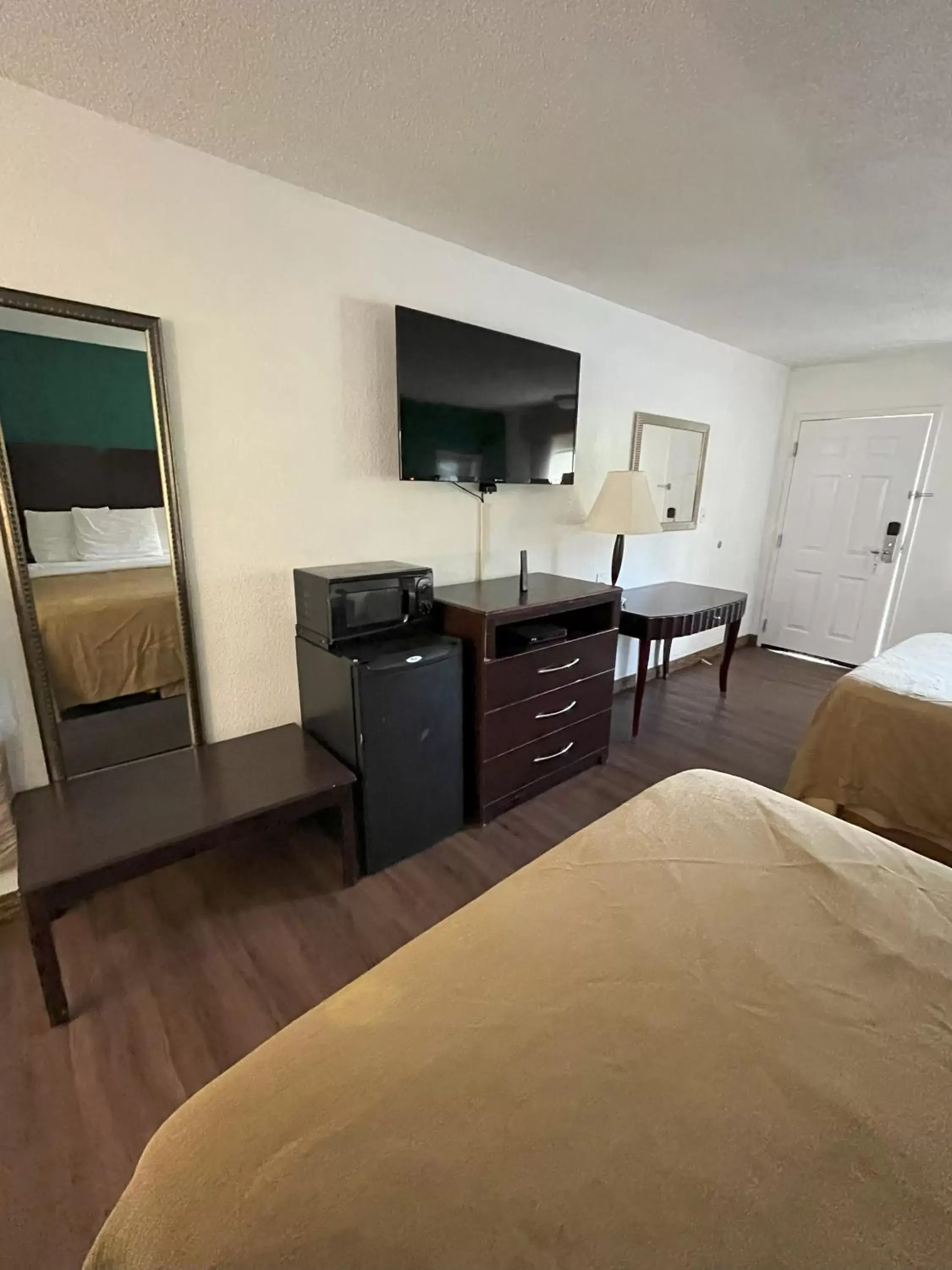 Bed, TV/Entertainment Center in Pinetree Inn