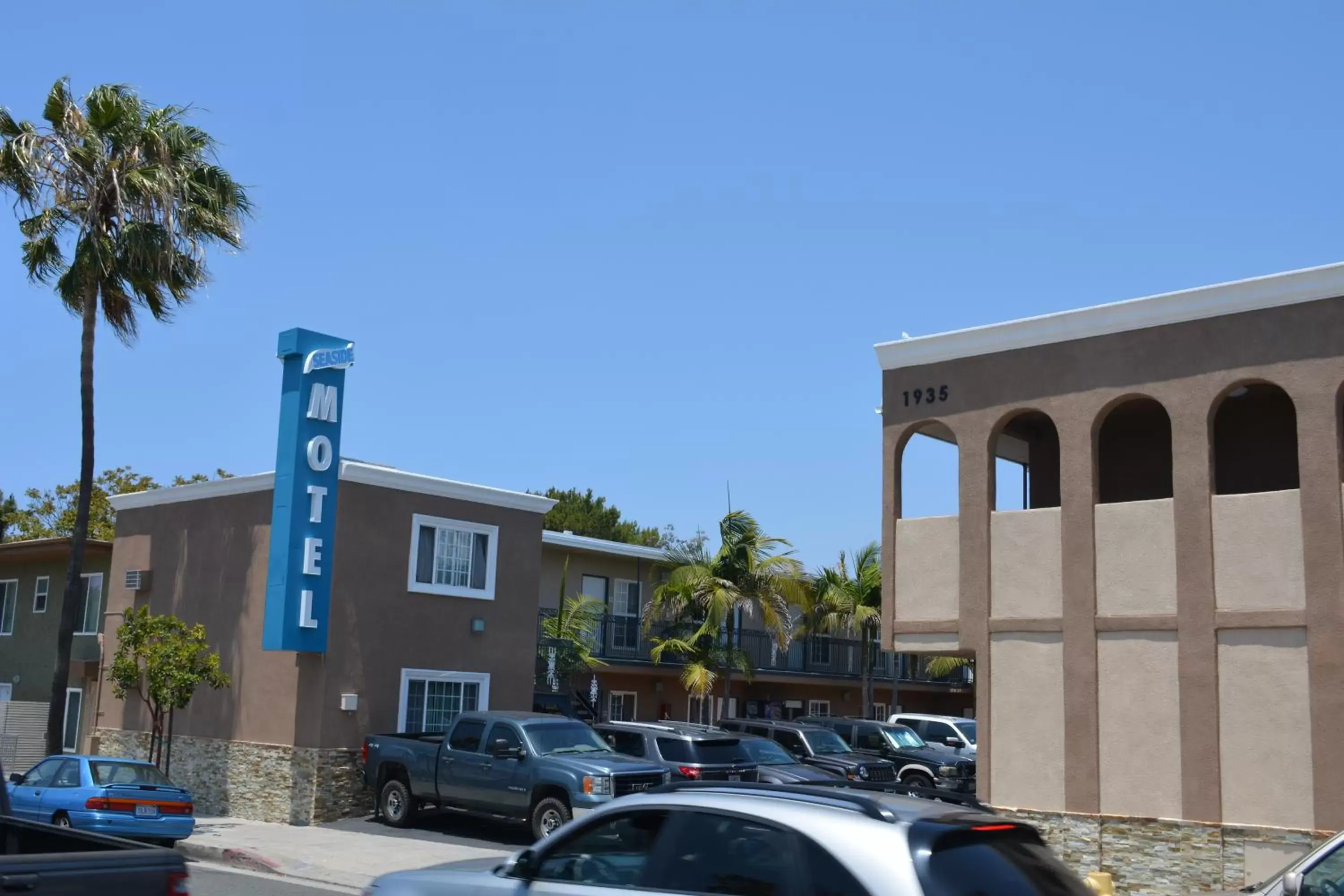 Day, Property Building in Seaside Motel