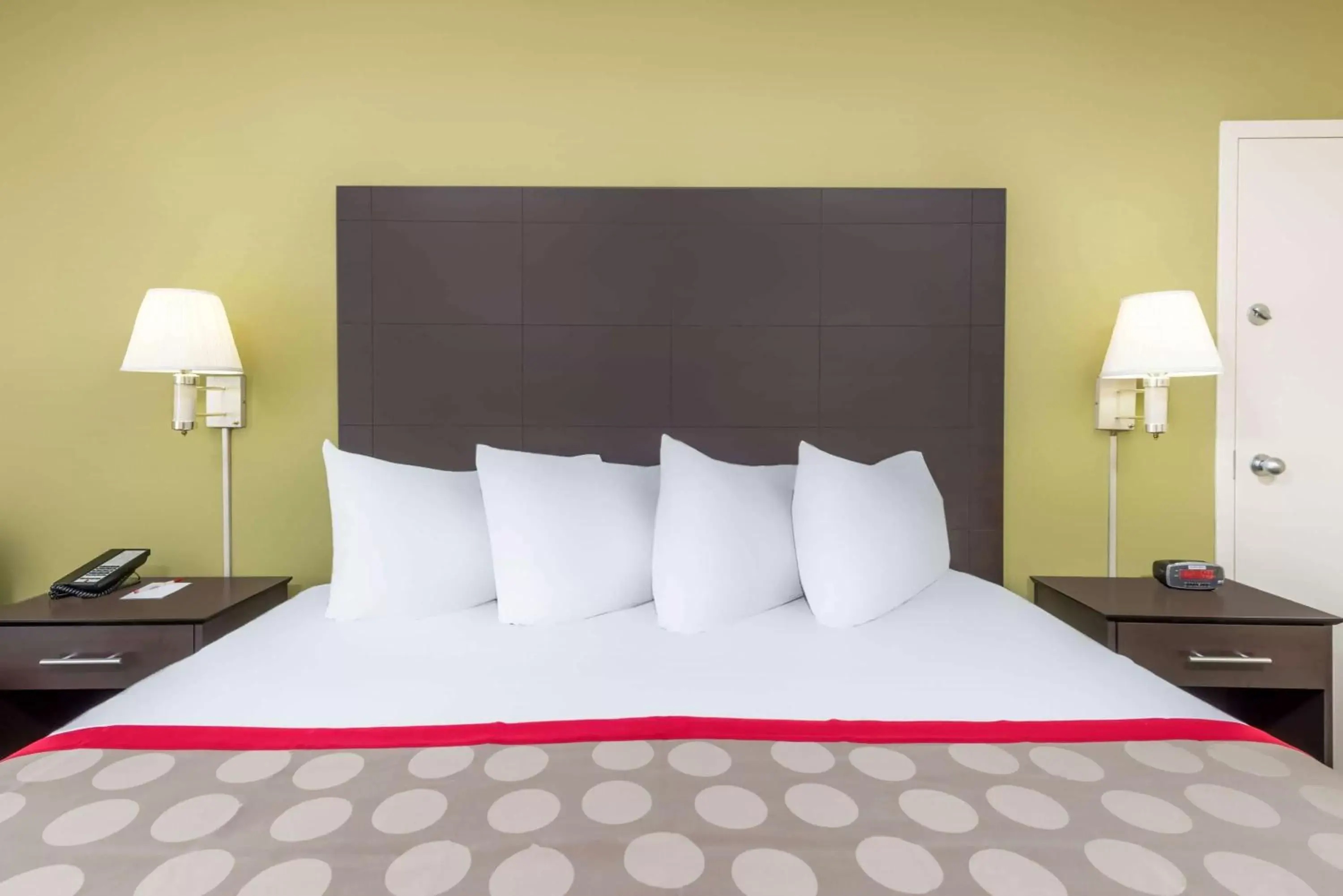 Photo of the whole room, Bed in Ramada by Wyndham Vandalia