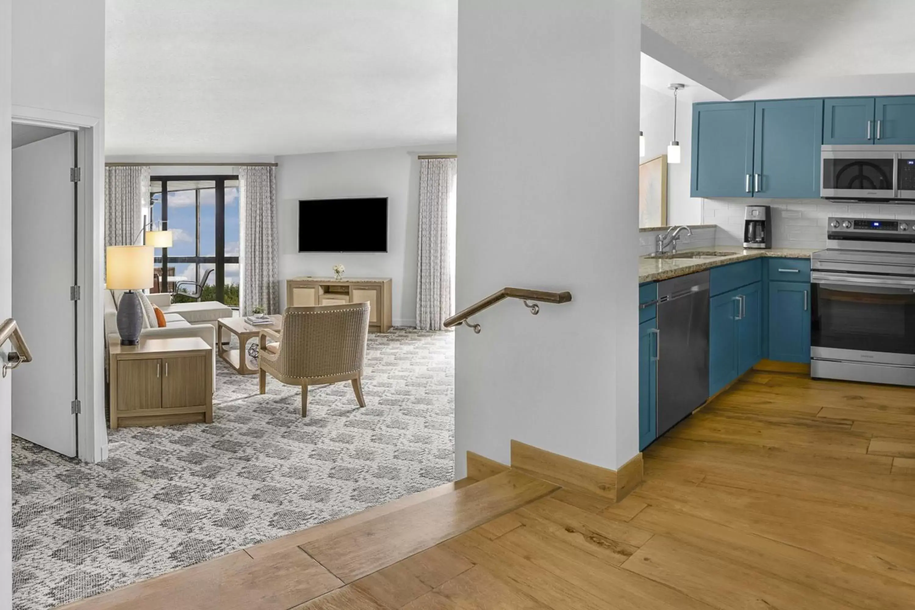Living room, Kitchen/Kitchenette in Marriott's Sabal Palms