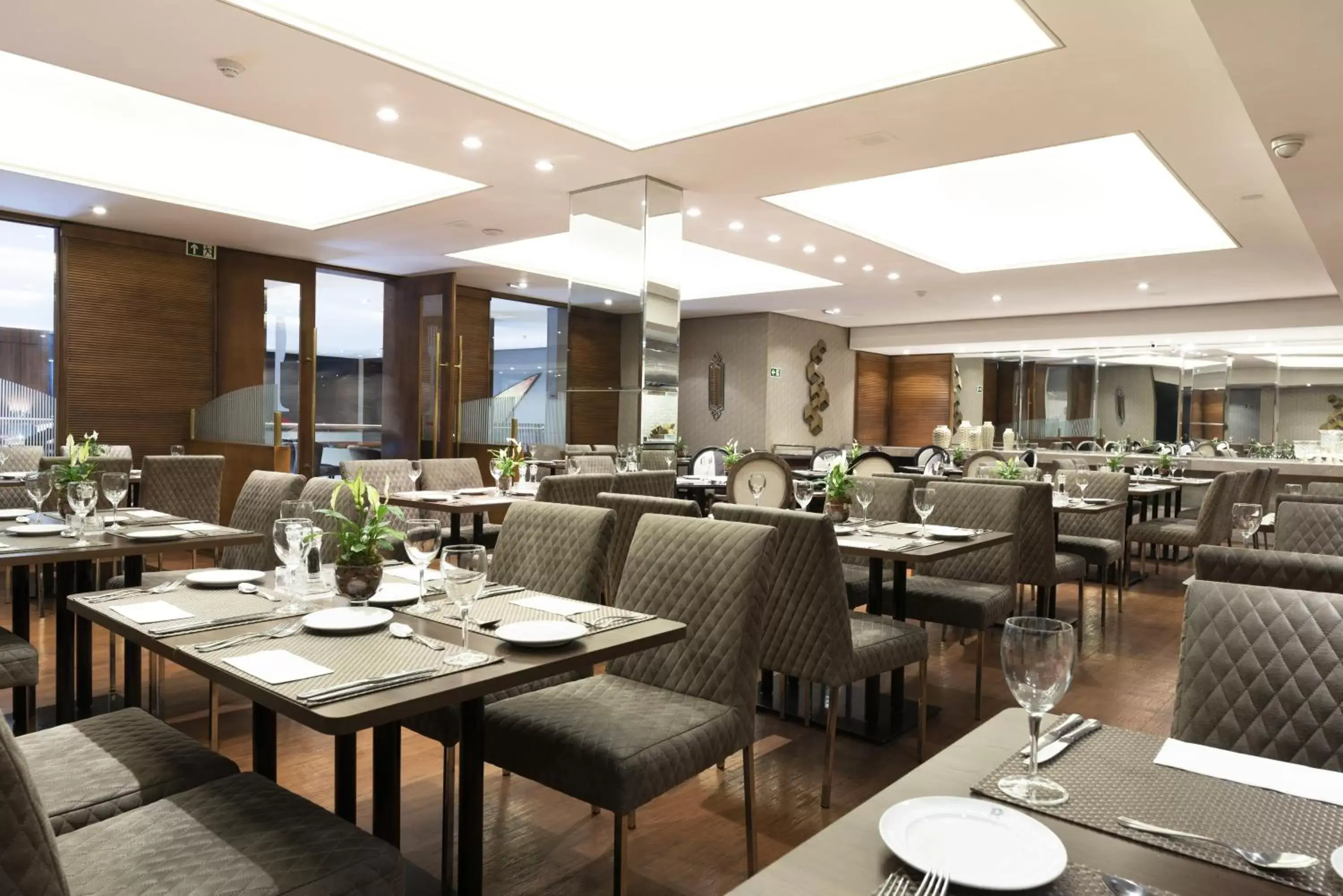 Restaurant/Places to Eat in Grand Mercure Curitiba Rayon