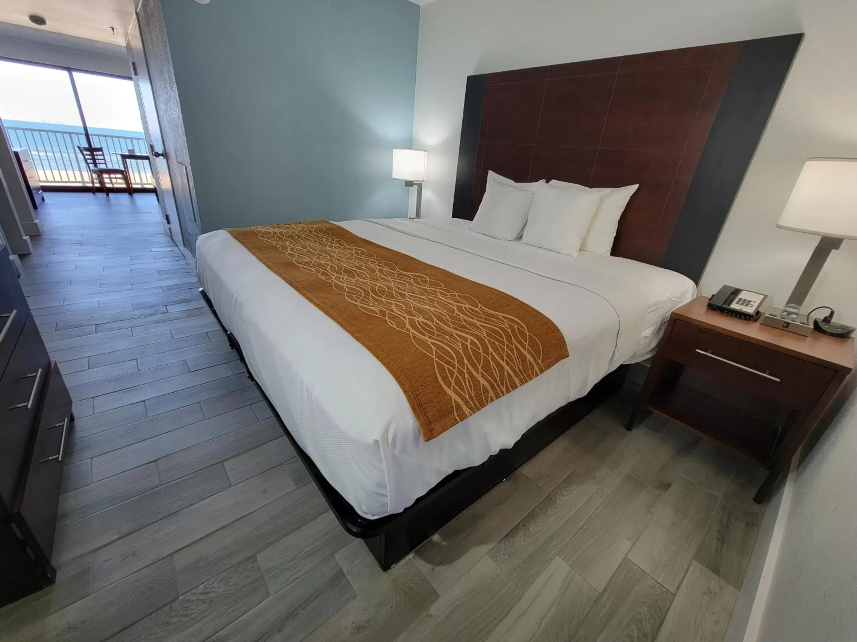 Bedroom, Bed in Coastal Hotel & Suites Virginia Beach - Oceanfront