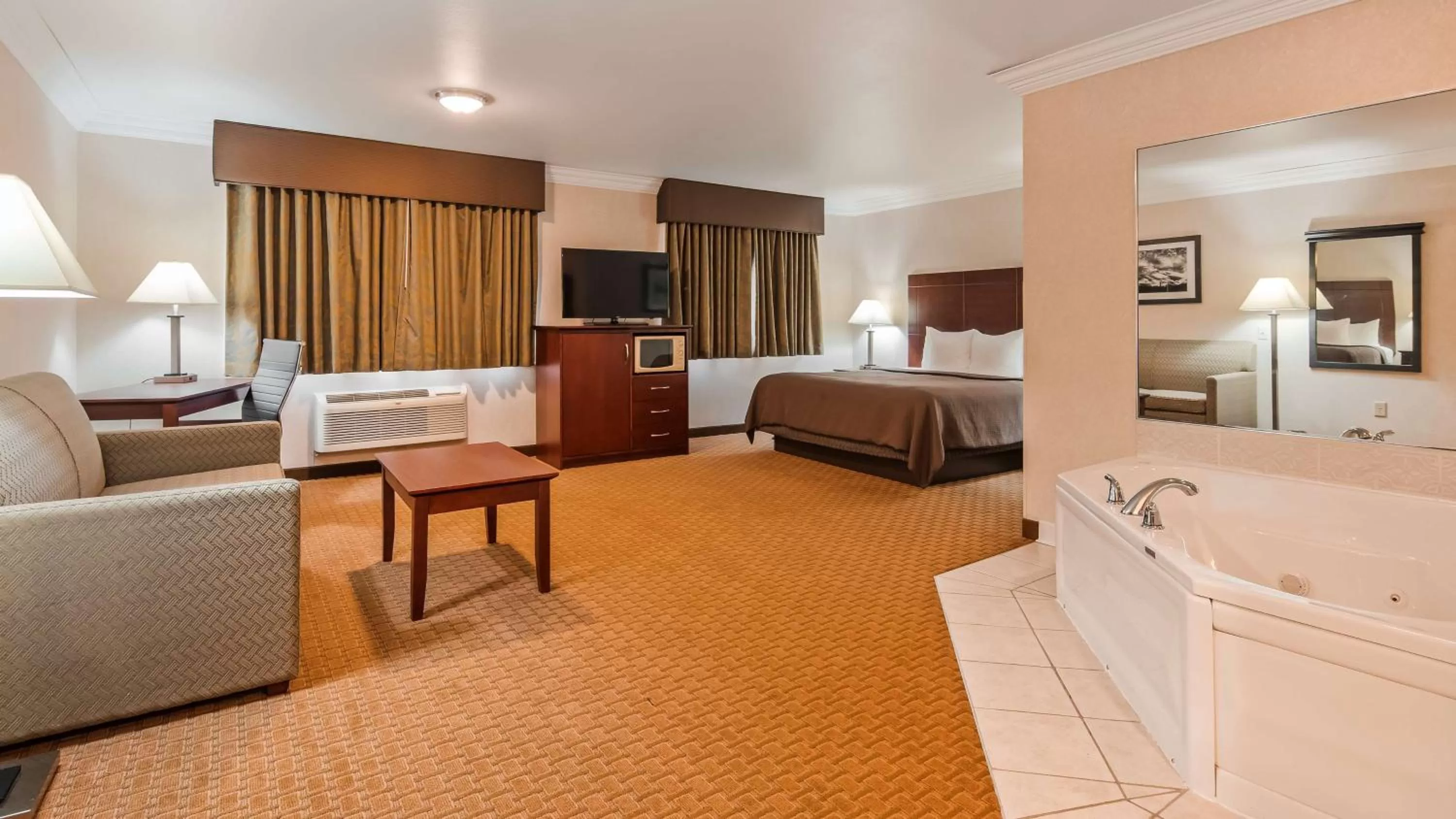 King Suite with Bath Tub - Disability Access in Best Western Wittenberg Inn