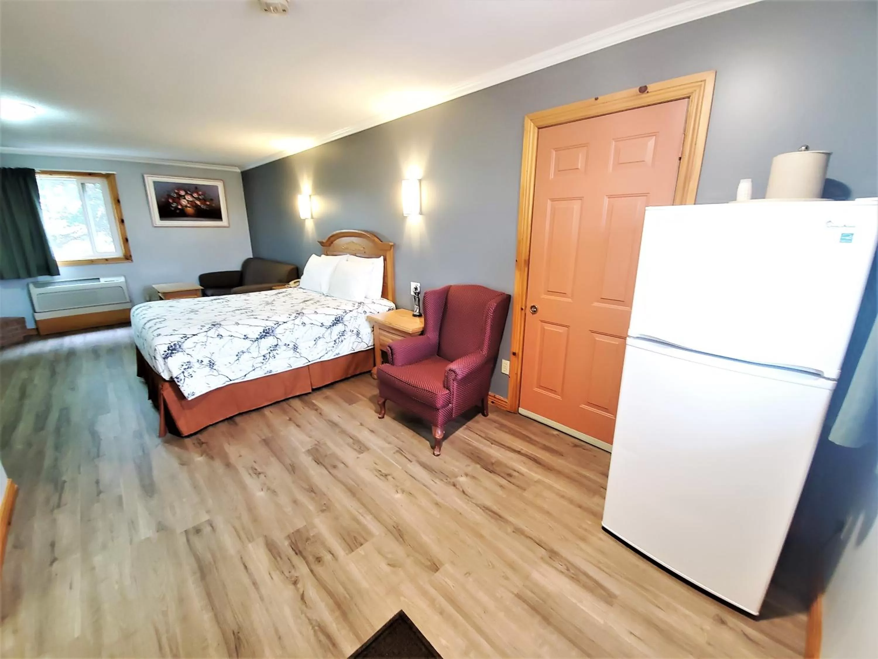 Bed in Knights Inn Colonial Fireside Inn