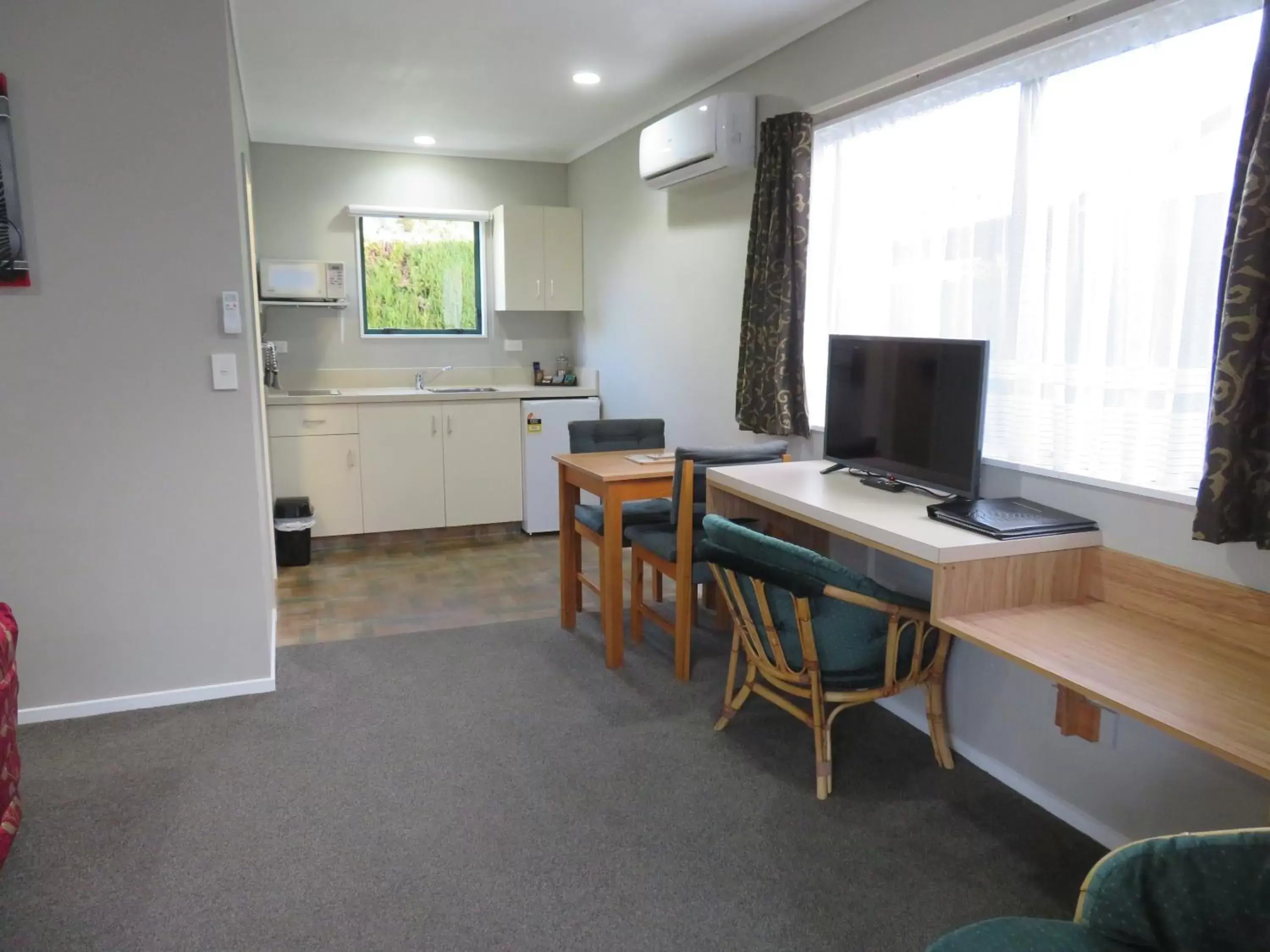 Dining Area in Commodore Court Motel