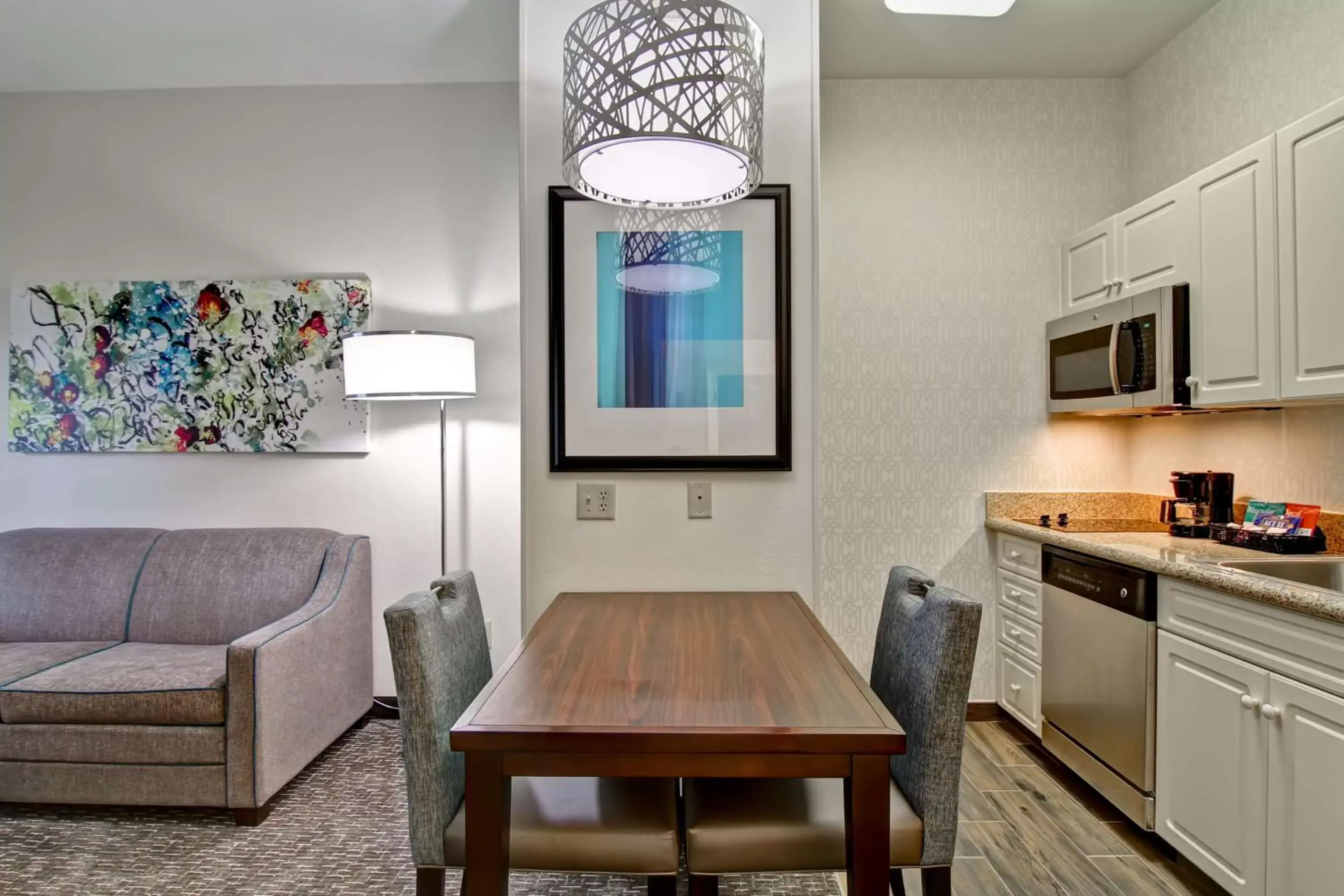 Dining area, Kitchen/Kitchenette in Homewood Suites by Hilton Newark-Cranford