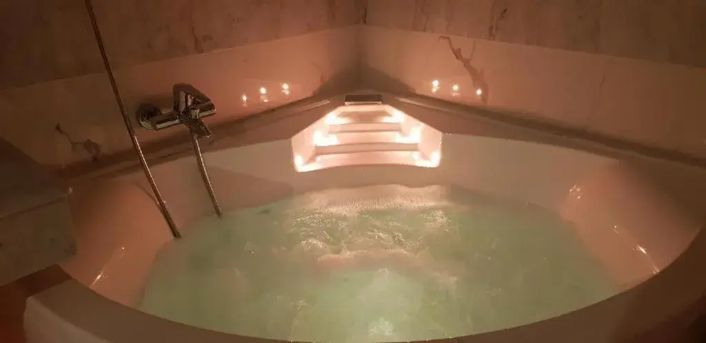 Hot Tub in Hôtel La Flore