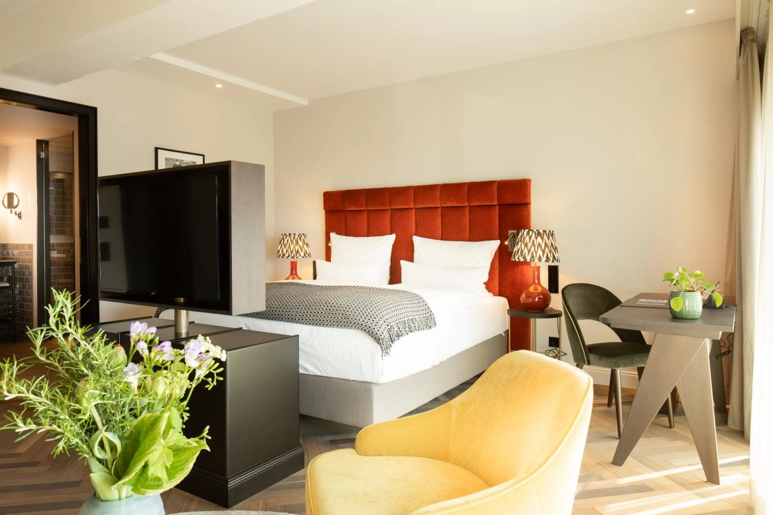 Photo of the whole room, Bed in Das James