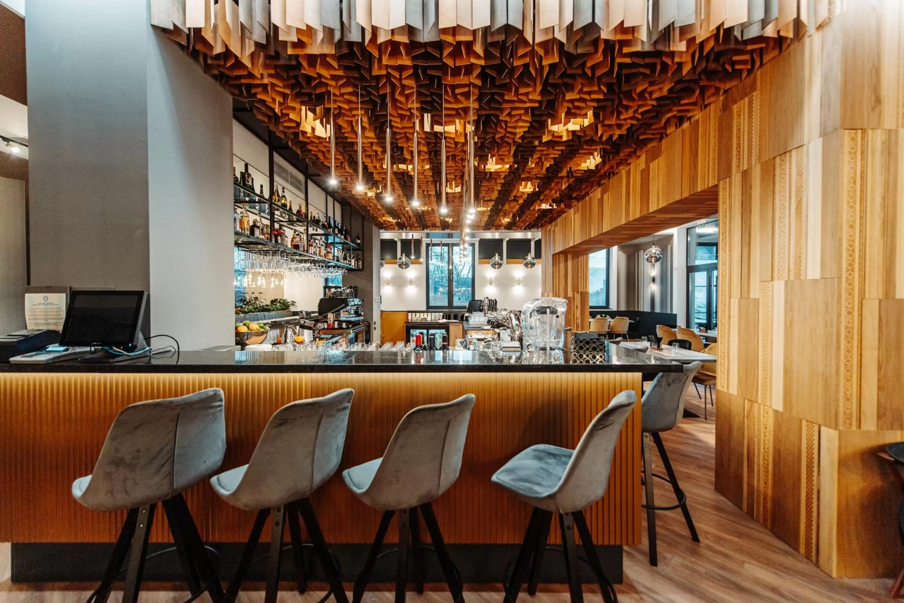 Restaurant/Places to Eat in Iza Hotel