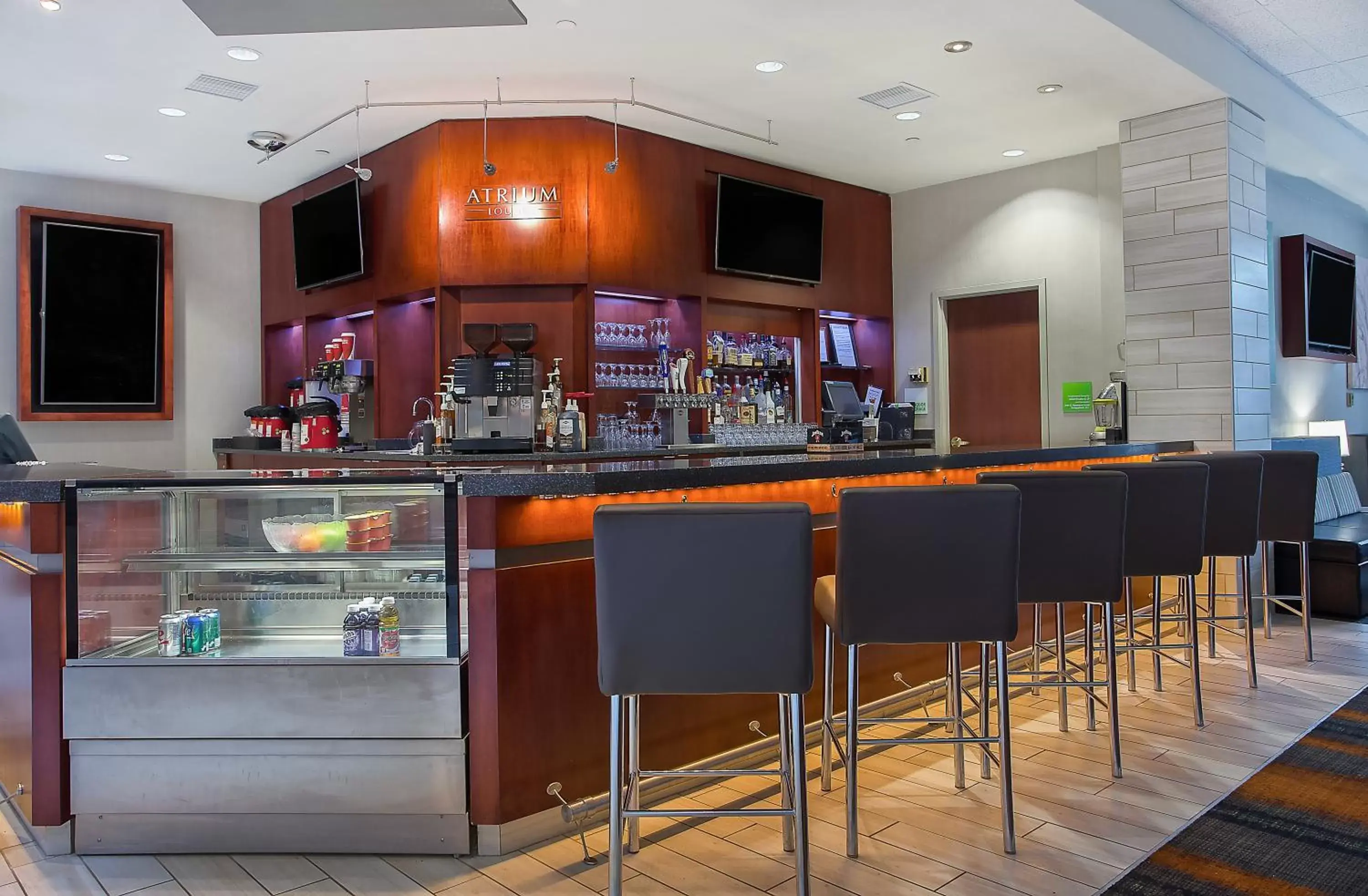 Lounge or bar, Lounge/Bar in Holiday Inn University Plaza-Bowling Green, an IHG Hotel
