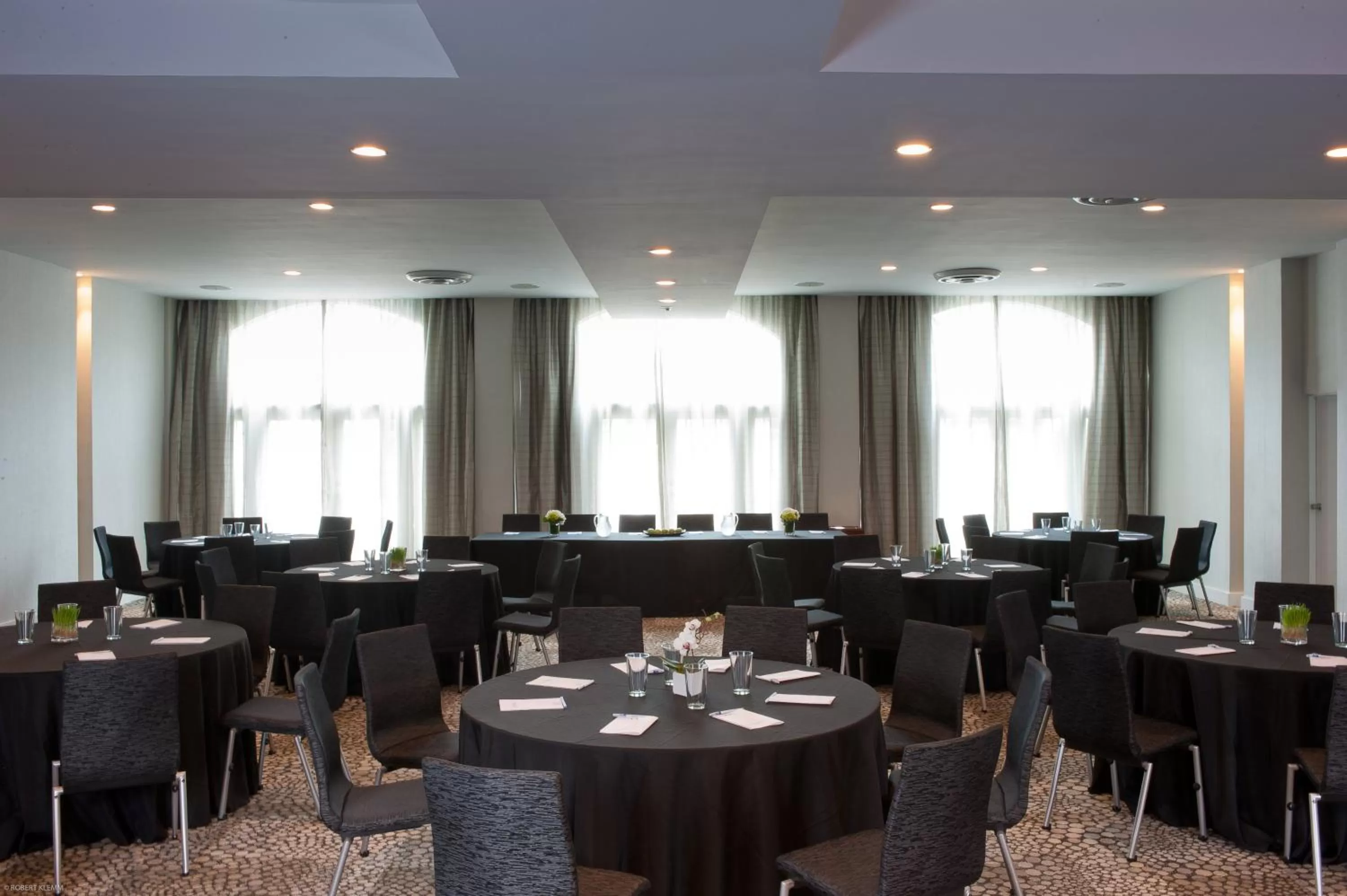 Business facilities in Marseilles Beachfront Hotel