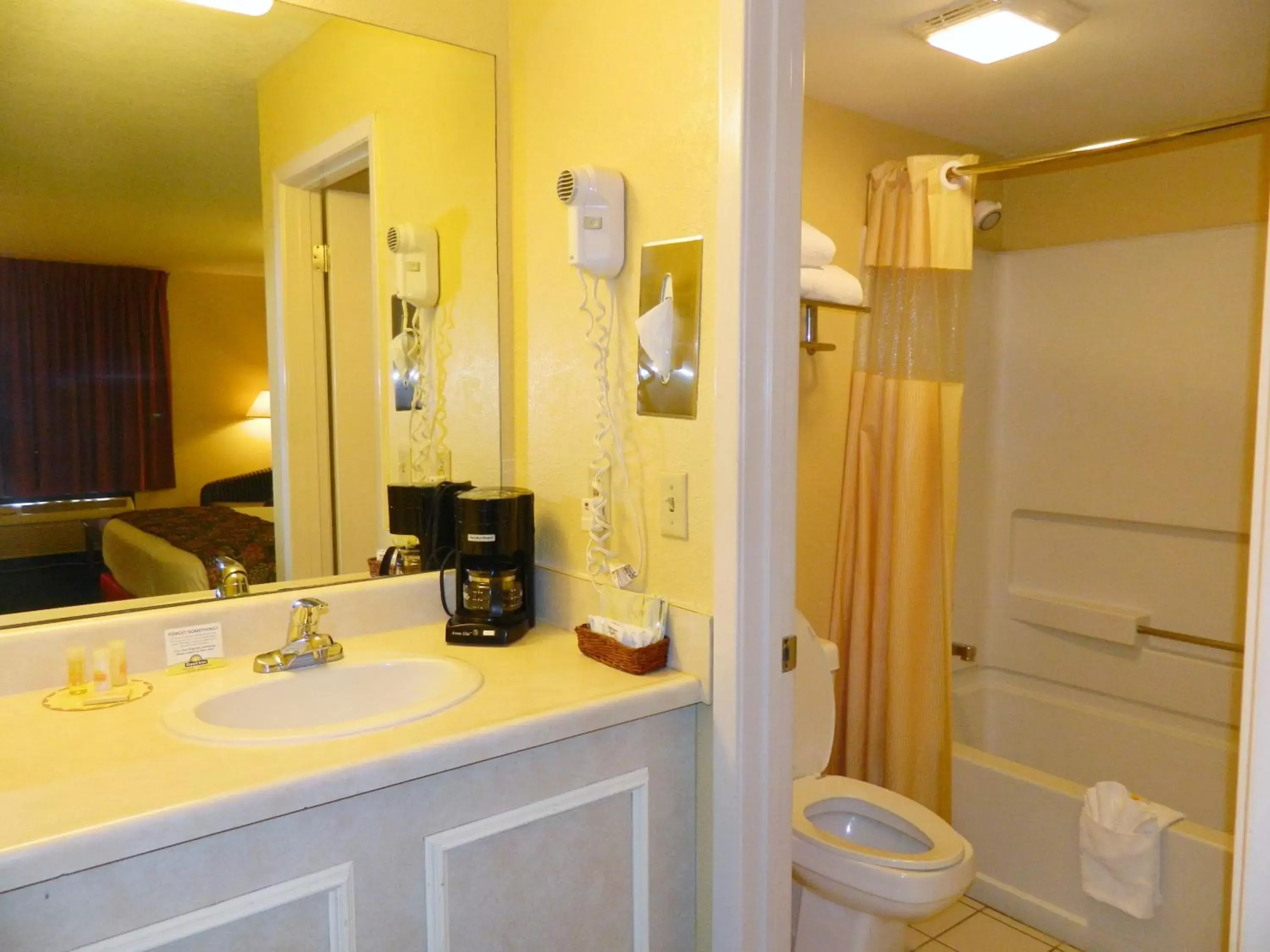 King Room - Non-Smoking in Days Inn by Wyndham Hoover Birmingham King Room - Non-Smoking in Days Inn by Wyndham Hoover Birmingham