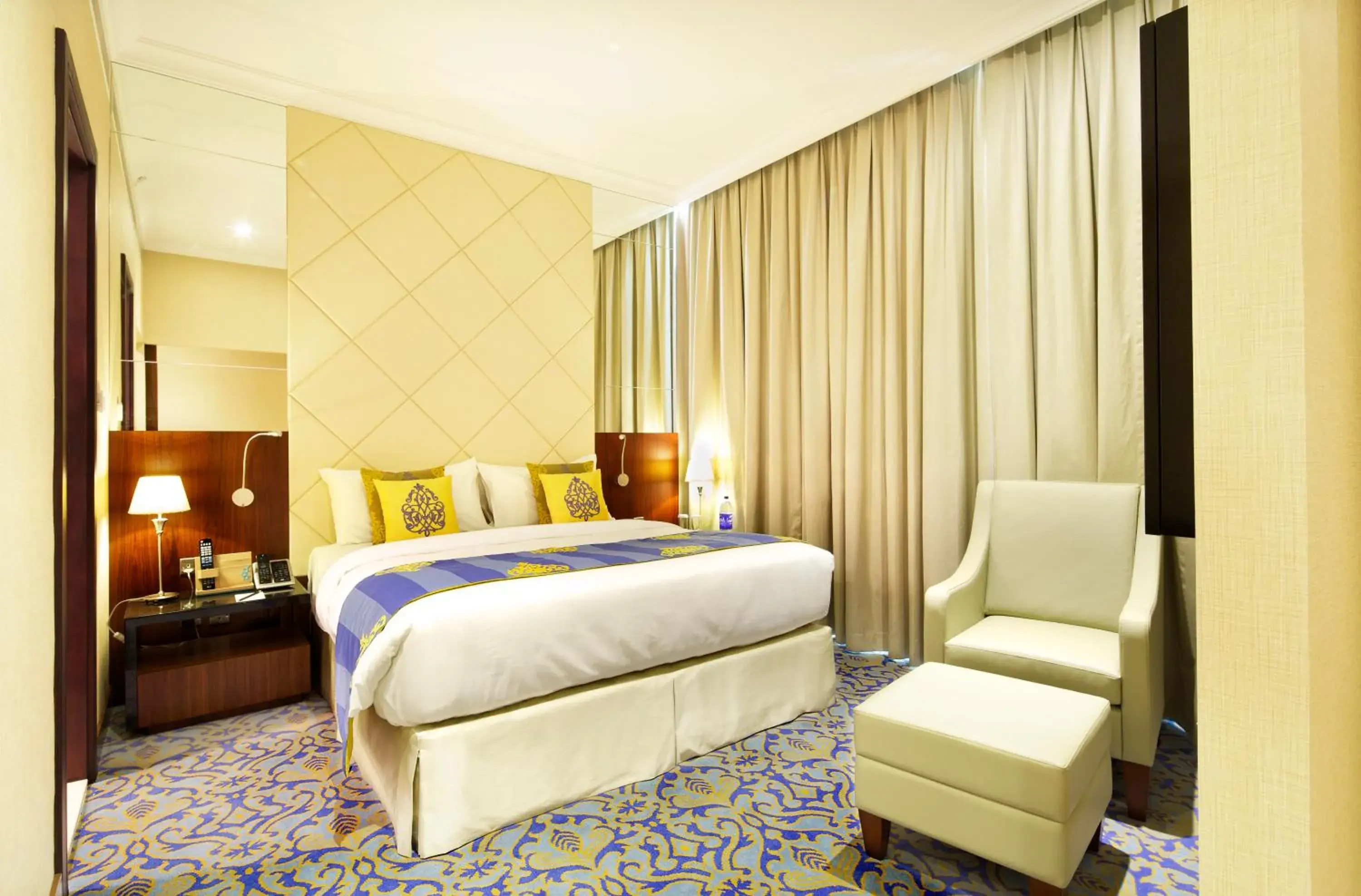 Bedroom, Bed in Raviz Center Point Hotel