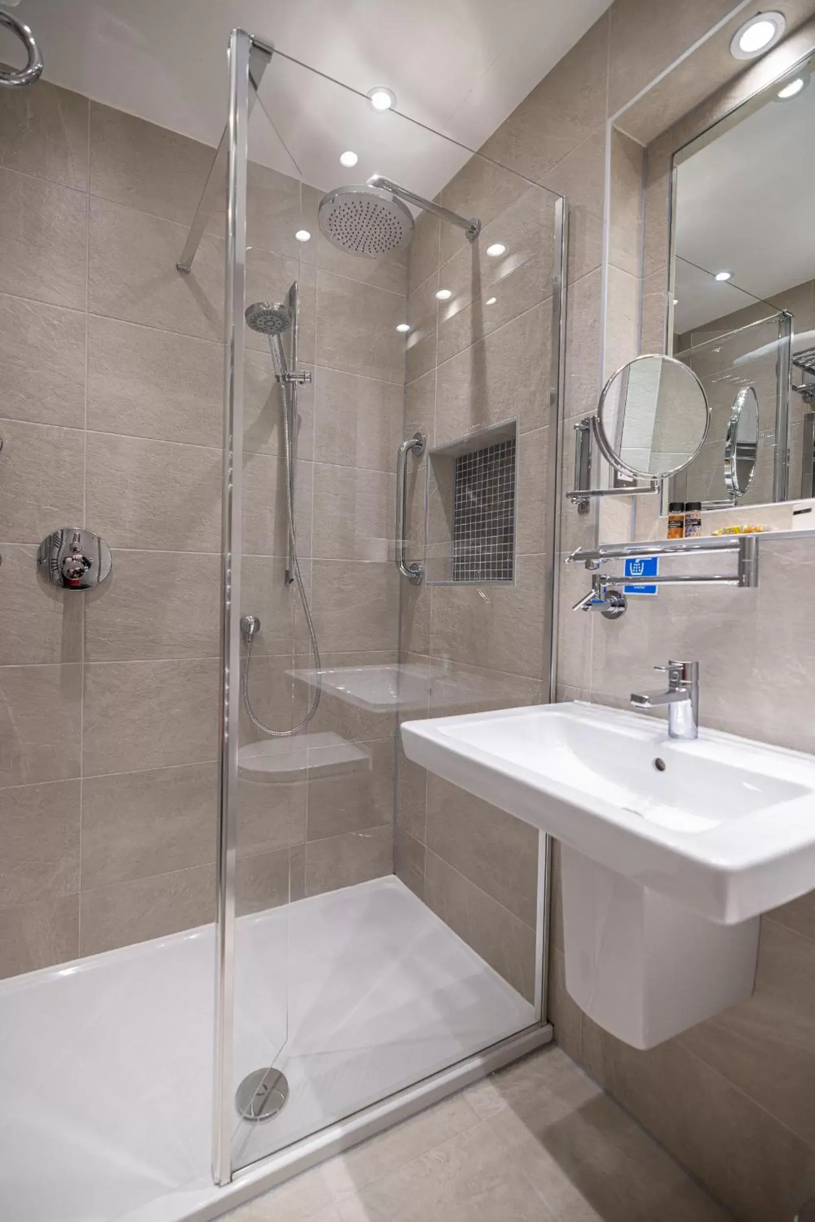 Bathroom in Roxford Lodge Hotel