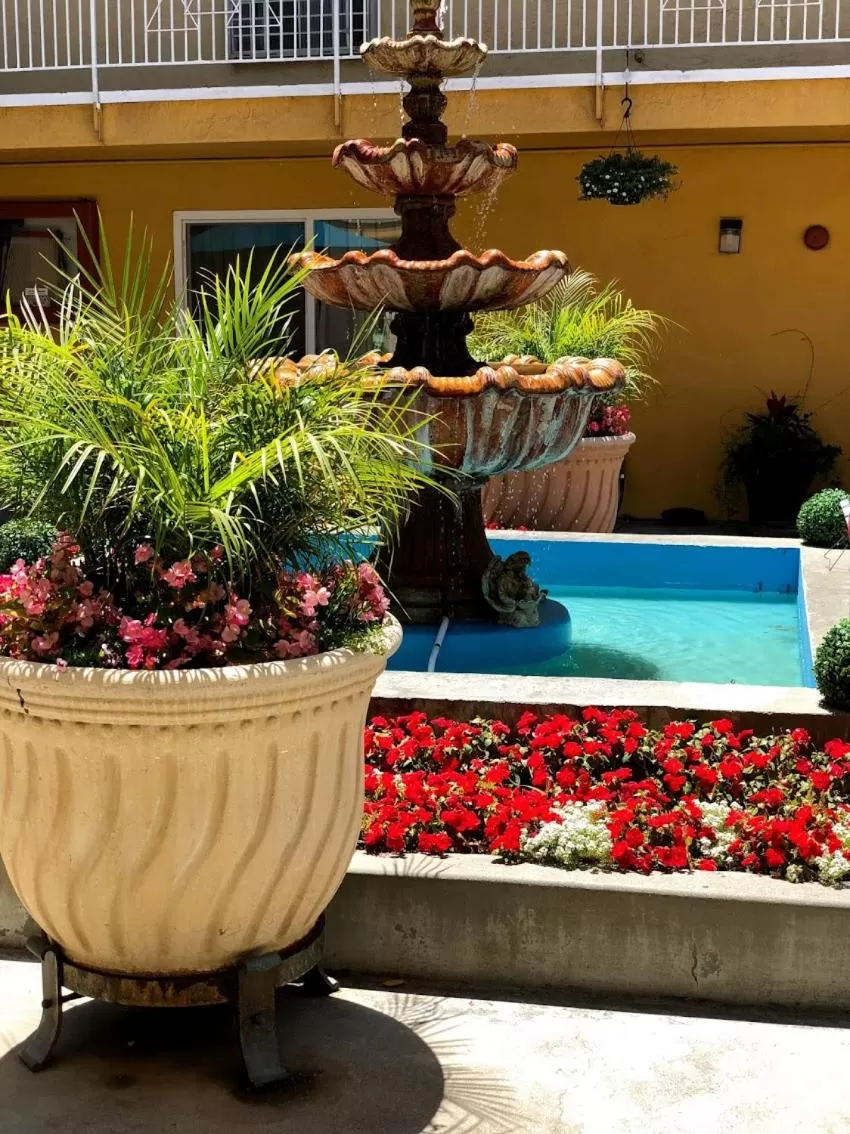 Swimming Pool in Imperial Inn Oakland