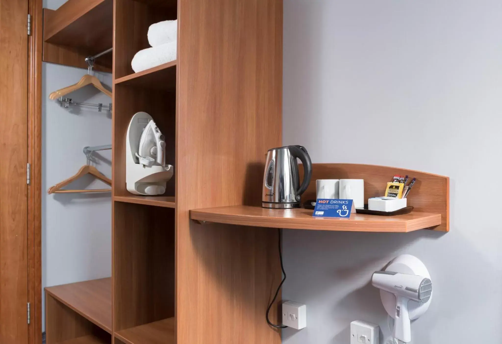 Photo of the whole room, Coffee/Tea Facilities in Holiday Inn Express Birmingham Star City, an IHG Hotel