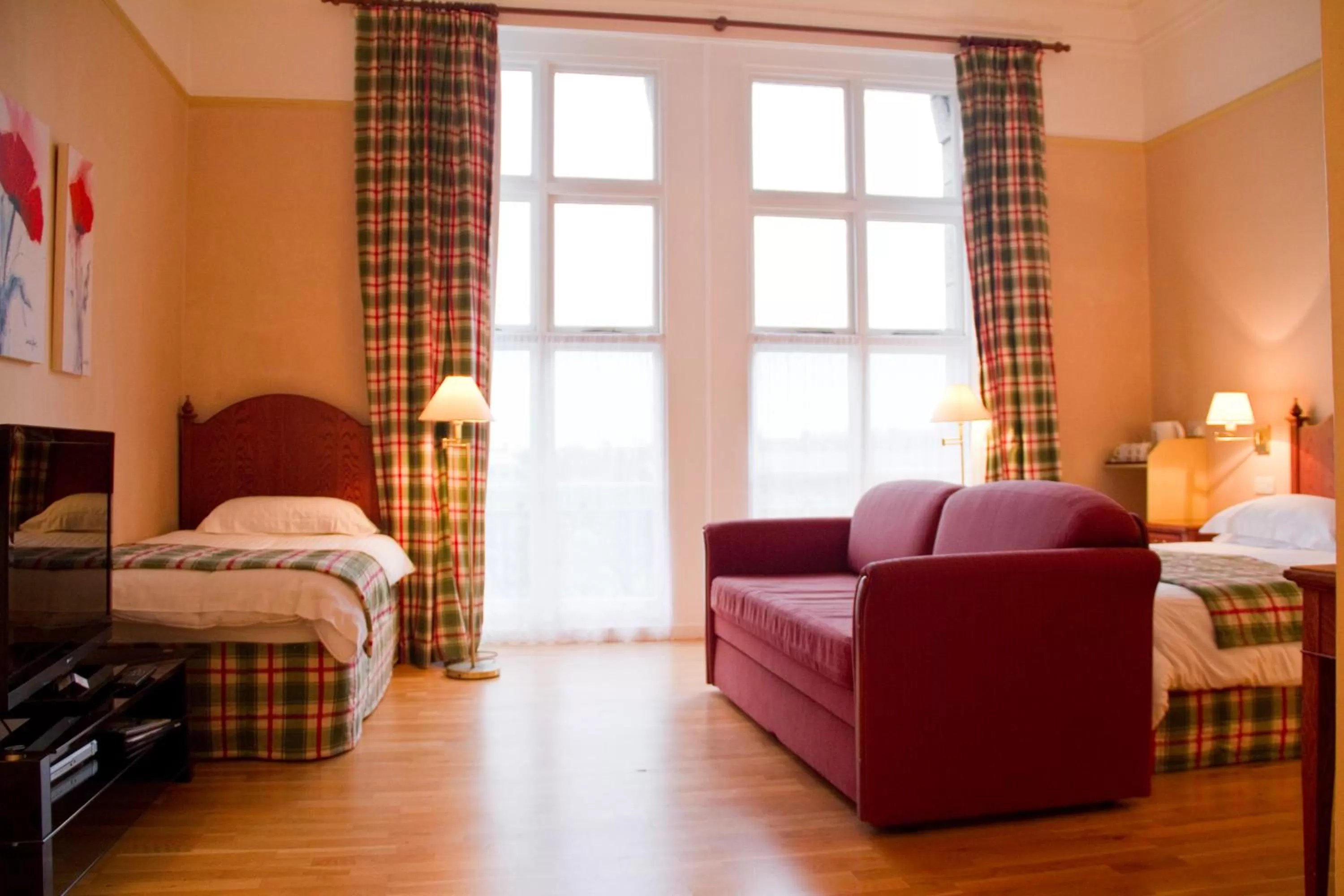 Bathroom, Bed in Duke Of Cornwall Hotel