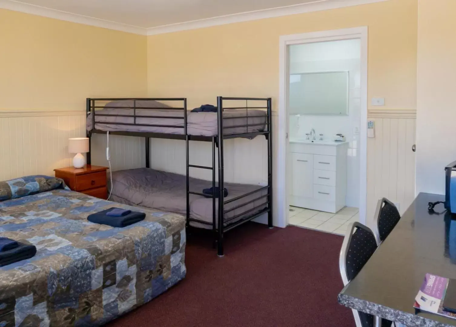 Bed, Bunk Bed in Lithgow Motor Inn