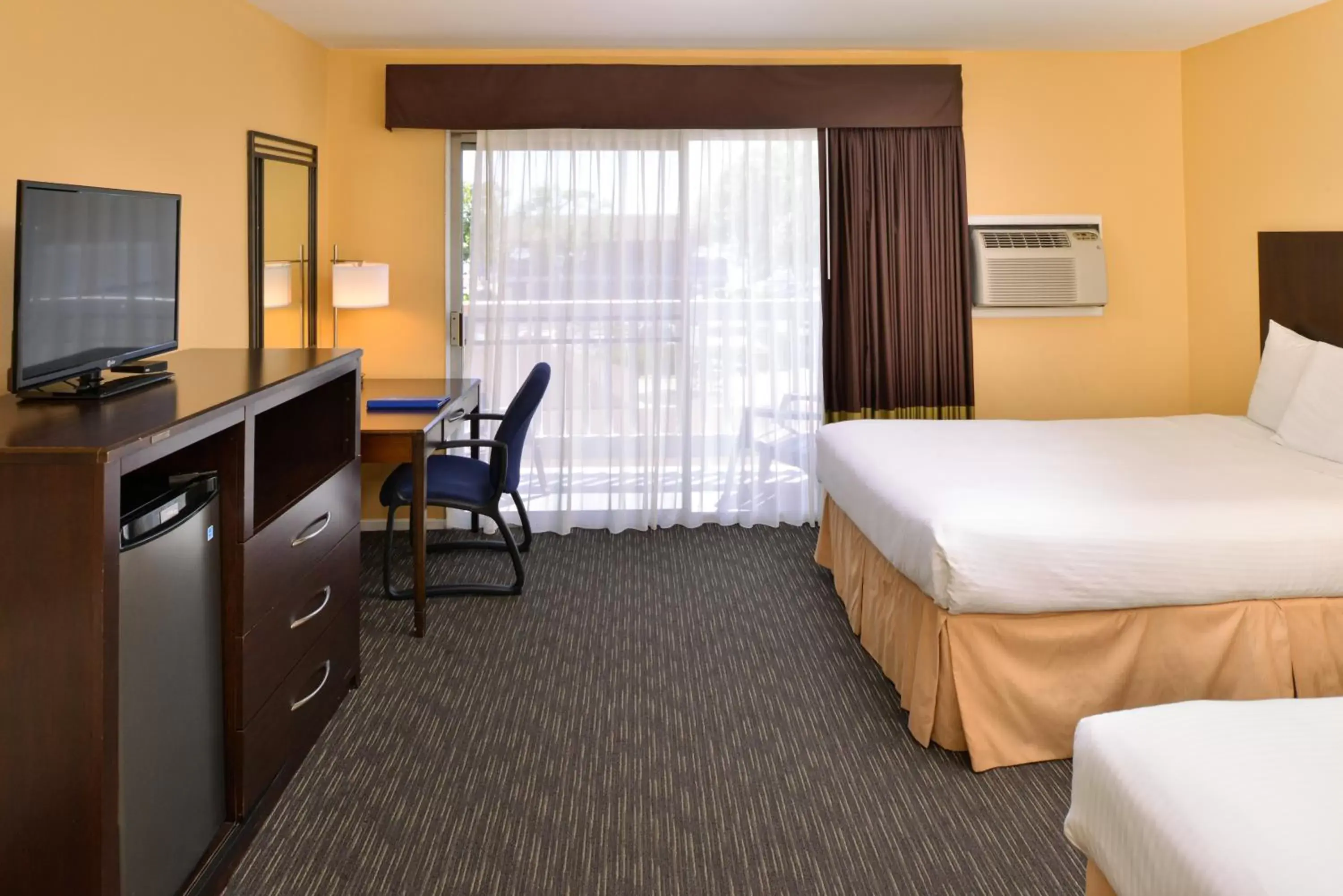 Photo of the whole room, Bed in Dana Point Marina Inn